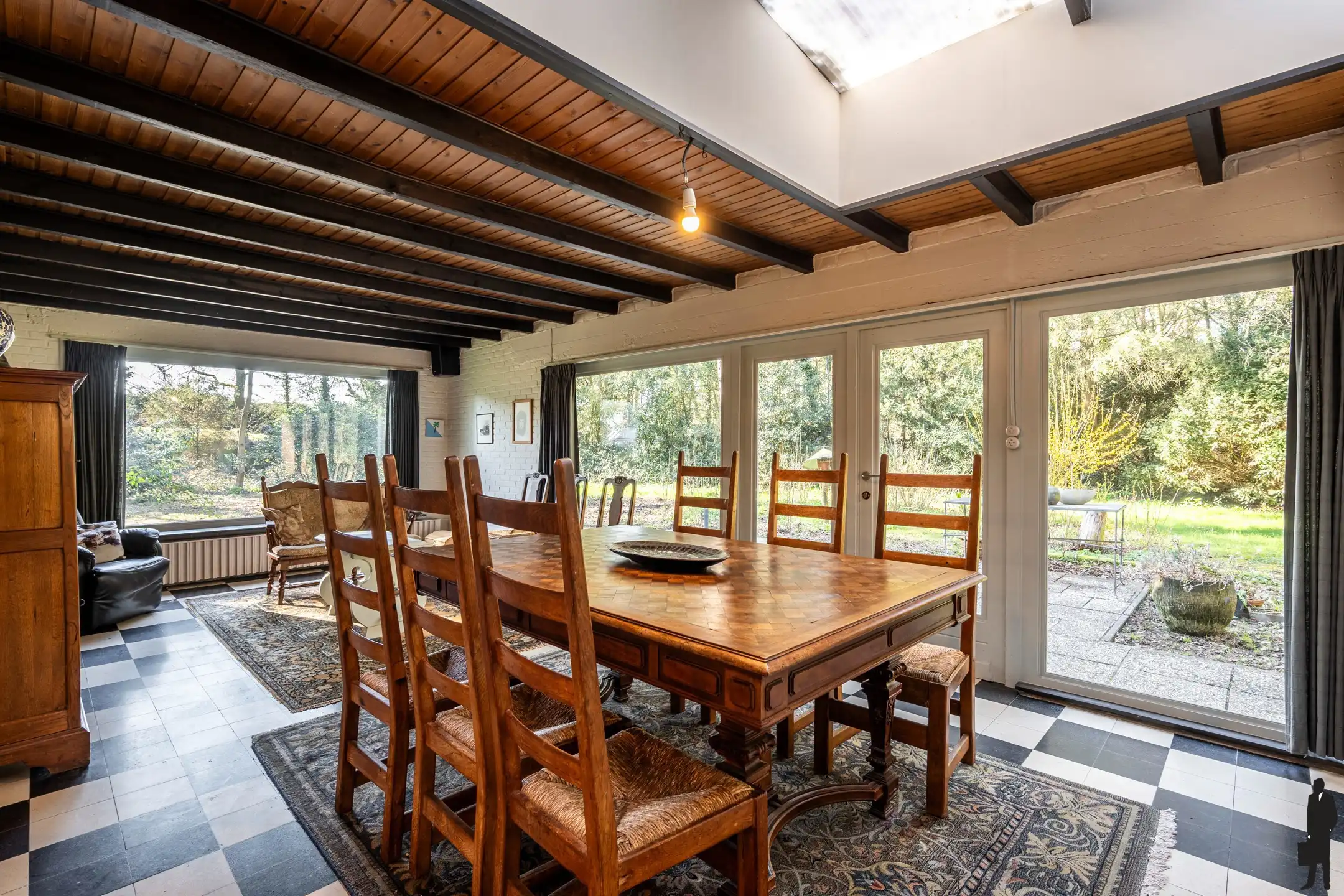 Uitzonderlijk gelegen villa in groen op grond van ca 1.730m² foto 9