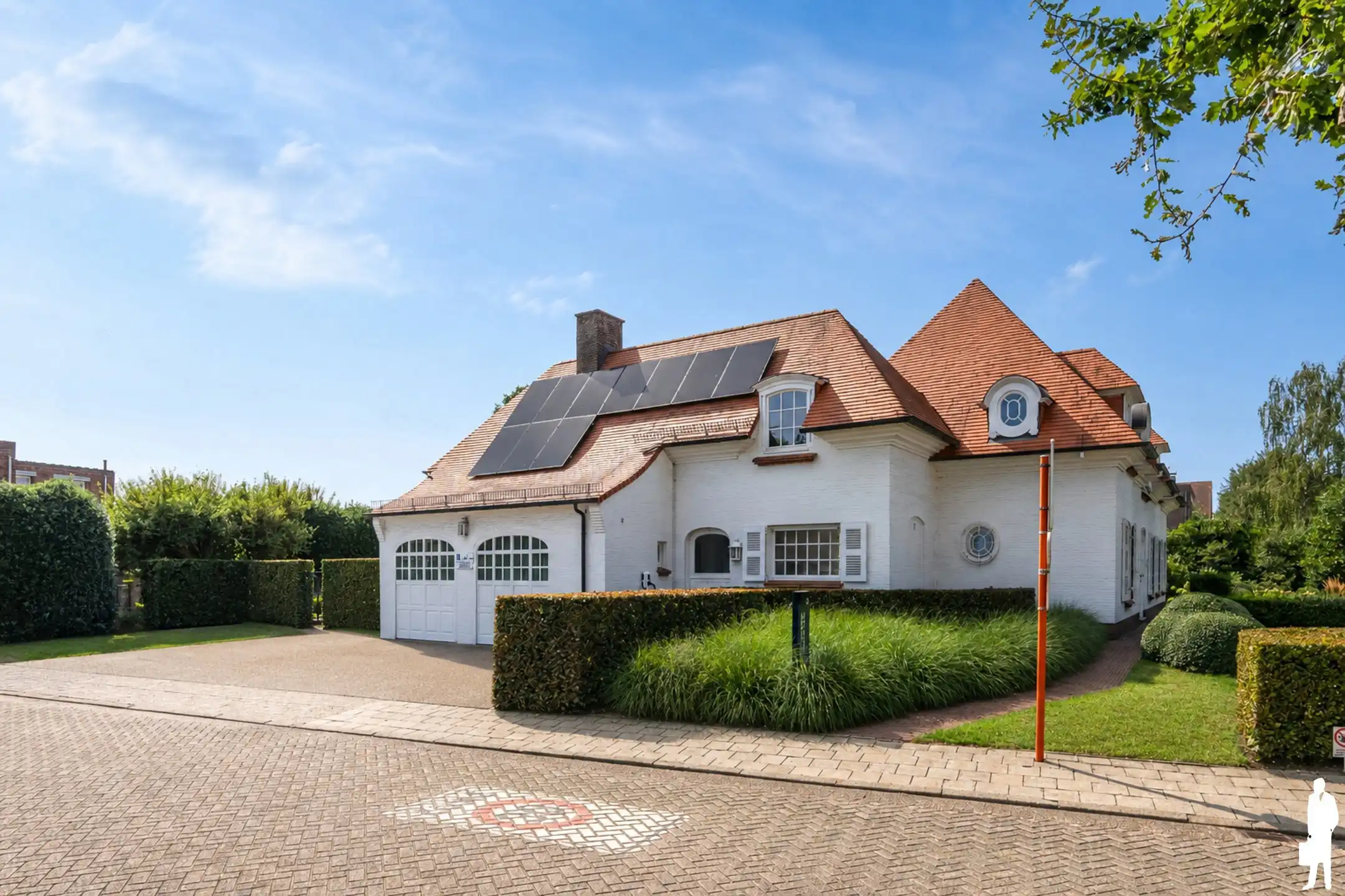 Stijlvol kantoorgebouw met tuin en 9 parkeerplaatsen foto 2