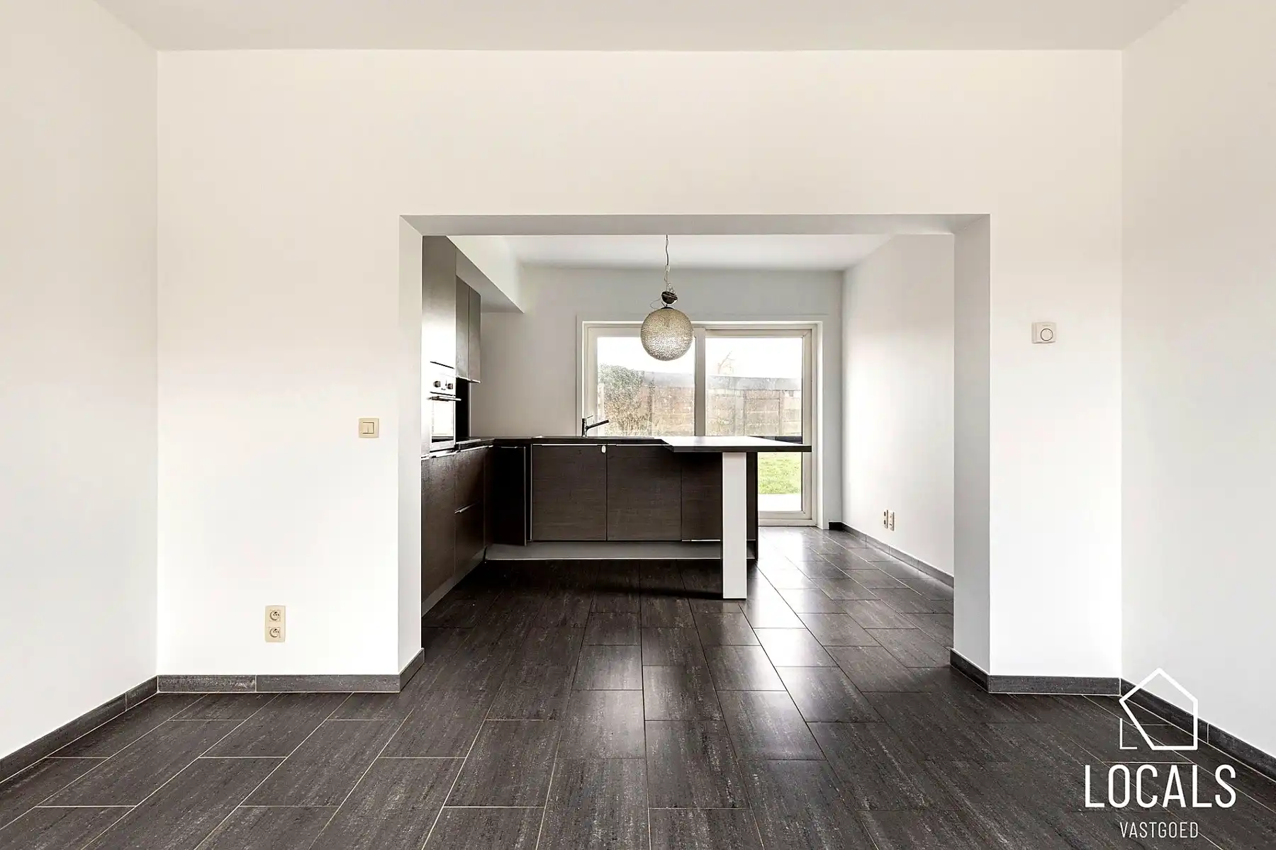 Instapklare gezinswoning met 4 slaapkamers en tuin foto 5