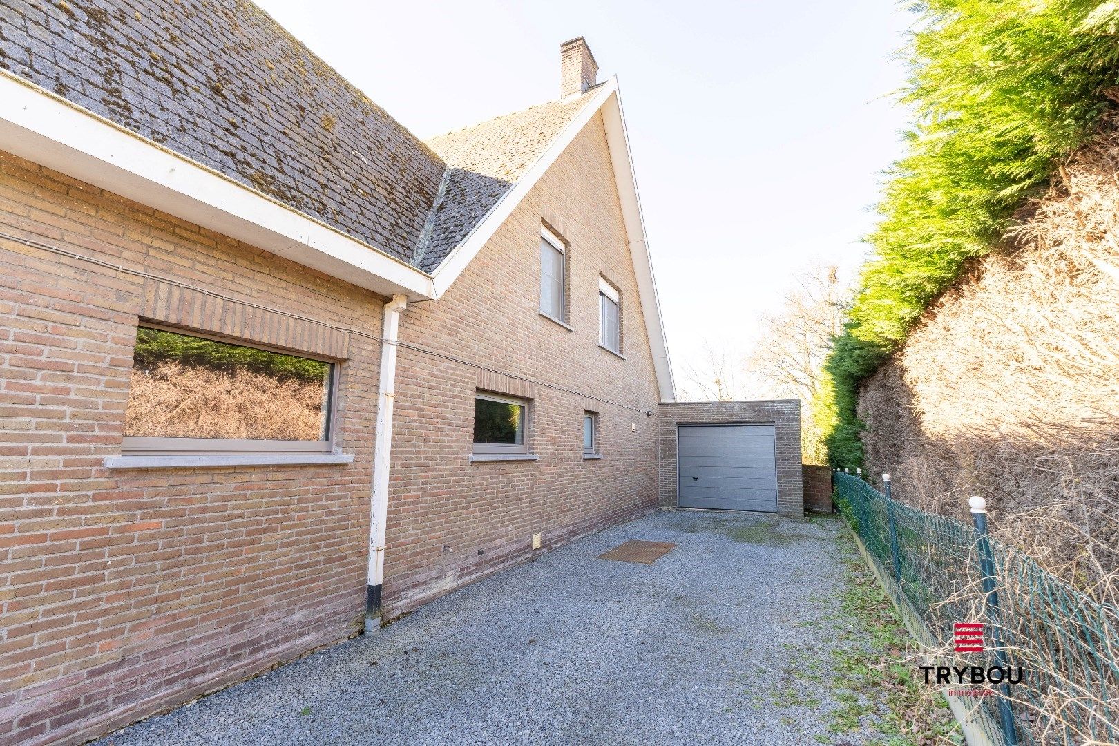 Ruime alleenstaande woning met inpandige garage, magazijn en aangelegde tuin op 1149m² foto 27