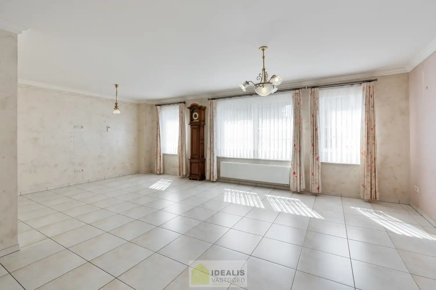 IDEALIS VASTGOED - PRACHTIG  EN LUXUEUS GELIJKVLOERS APPARTEMENT VAN MAAR LIEFST +-122M² IN EEN KLEINSCHALIGE RESIDENTIE MET 2 SLAAPKAMERS, AANGENAME LEEFRUIMTE MET AANSLUITEND KEUKEN MET KEUKENEILAND, BADKAMER VOORZIEN VAN BAD EN DOUCHE, ZEER RUIME GARAGE (+-28M²) EN TERRAS MET AANGELEGDE TUIN . Zeer geschikt voor kandidaten op zoek naar betaalbare woonruimte in zeer goede staat vlak bij de stadskern van Bree! foto 9