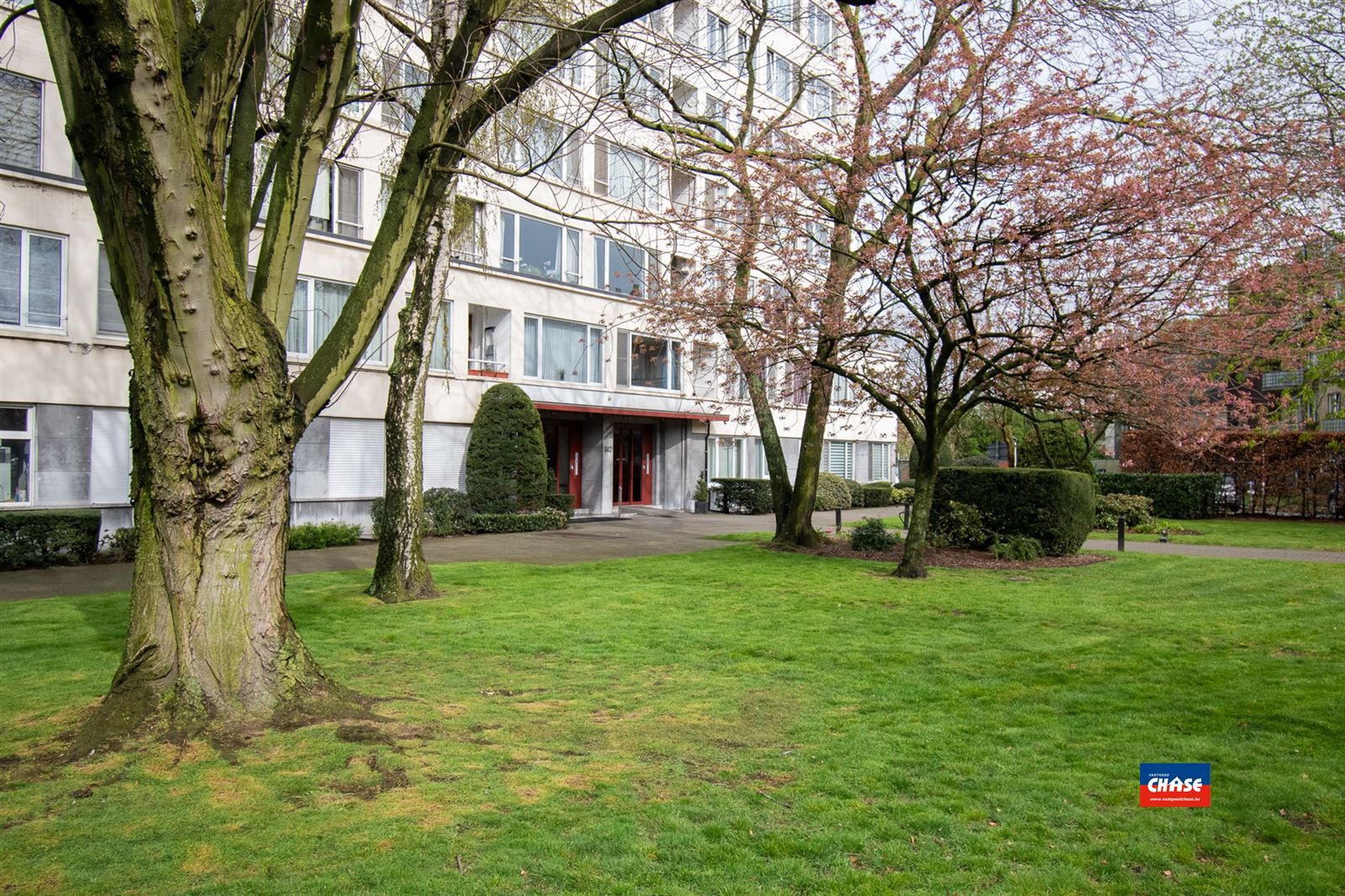 Appartement met 2 slaapkamers, terrasje en autostaanplaats foto 2