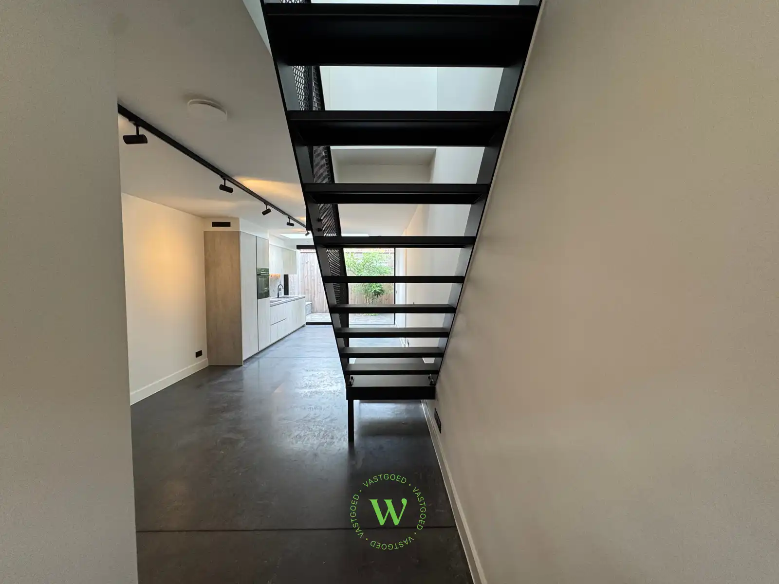 Volledig gerenoveerde woning met zonnige buitenruimte. foto 7
