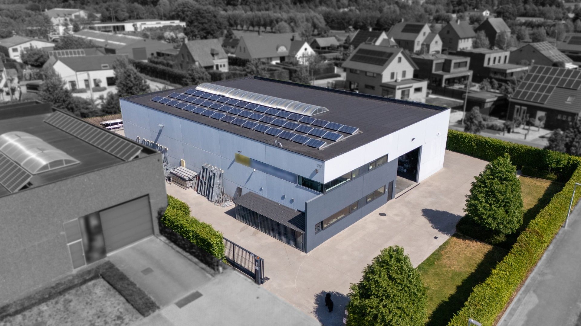 MAGAZIJN MET BURELEN IN KMO ZONE INDUSTRIE foto {{pictureIndex}}