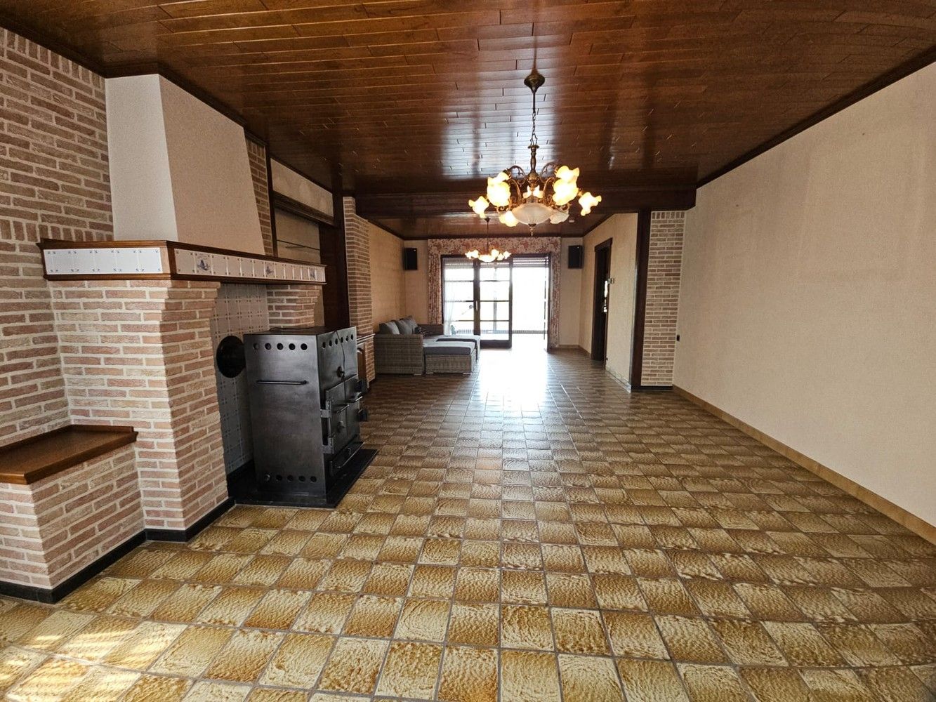 Volledig onderkelderde villa met zongerichte tuin foto 9