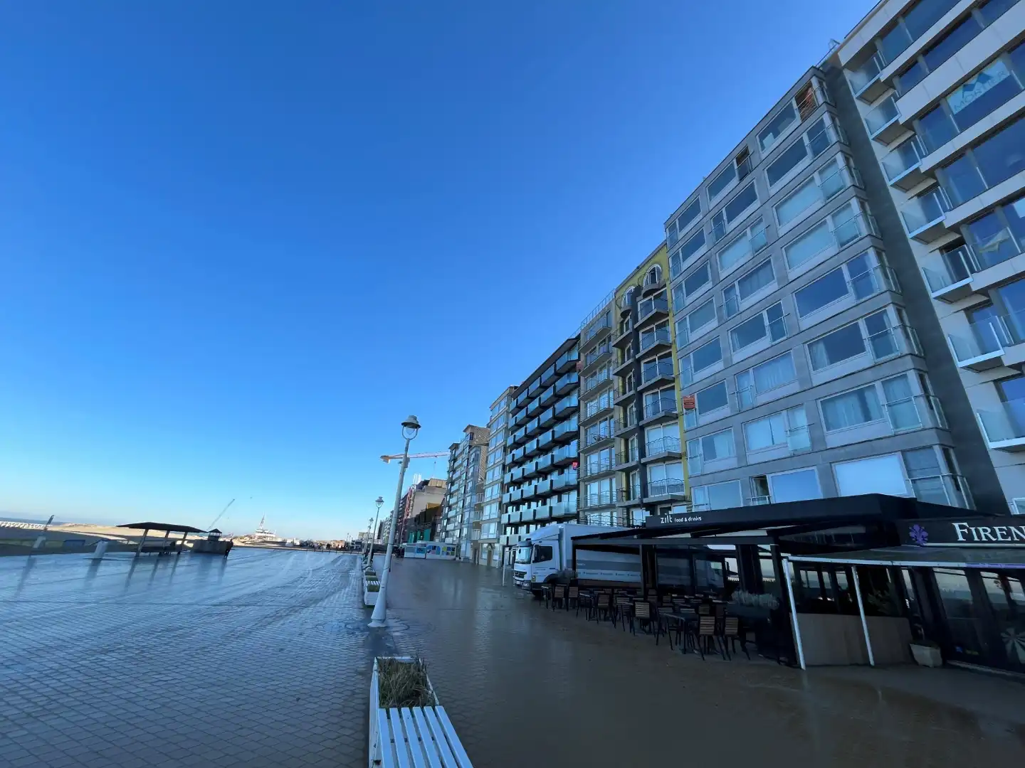 Gerenoveerd  twee slaapkamer appartement met frontaal zeezicht én centrale ligging foto 14