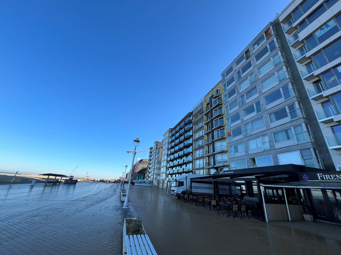 Gerenoveerd  twee slaapkamer appartement met frontaal zeezicht én centrale ligging foto 13