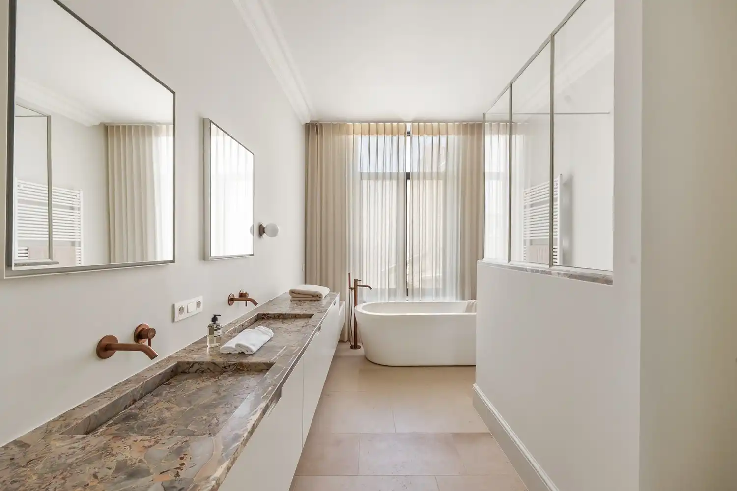 Prestigieuze en totaalgerenoveerde herenwoning (EPC B!) in eclectische stijl met zalige stadstuin op toplocatie aan de Jan Van Rijswijcklaan foto 23