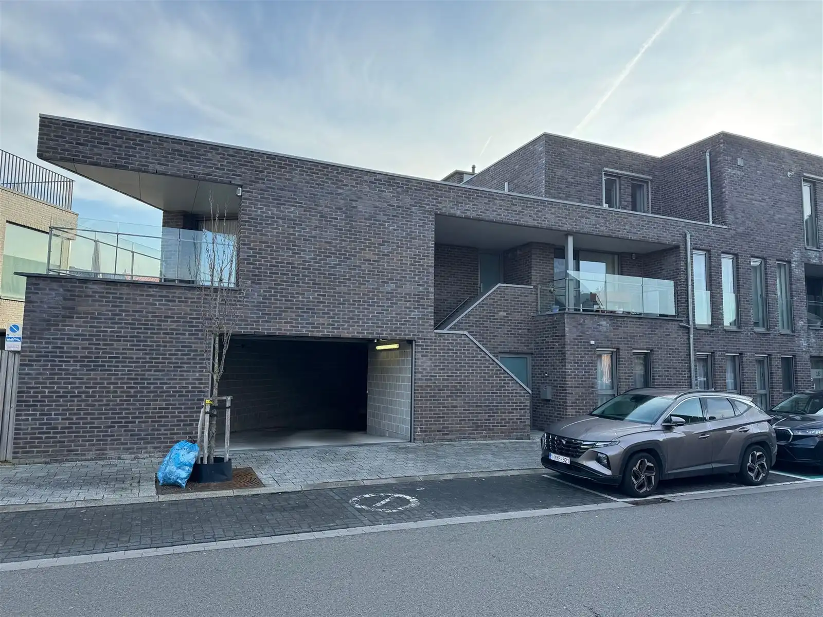 Garage foto {{pictureIndex}}