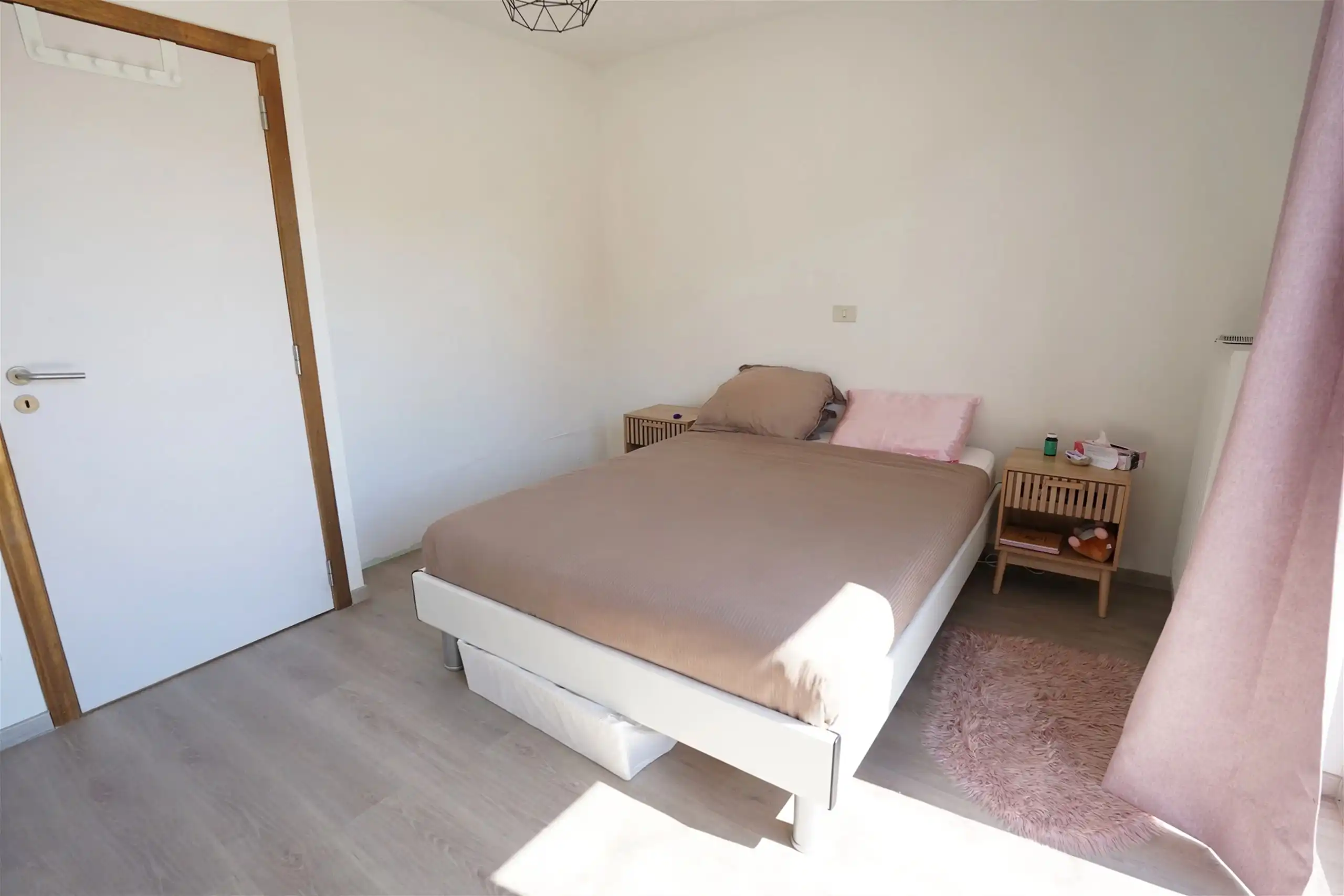 Jonge woning met 2 overrdekte staanplaatsen en kleine tuin foto 11
