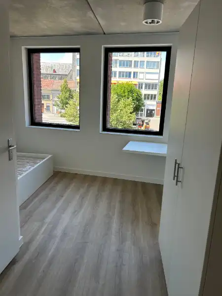 Nieuwe studentenkamer op een top locatie in centrum Kortrijk met zicht op plein. foto 5