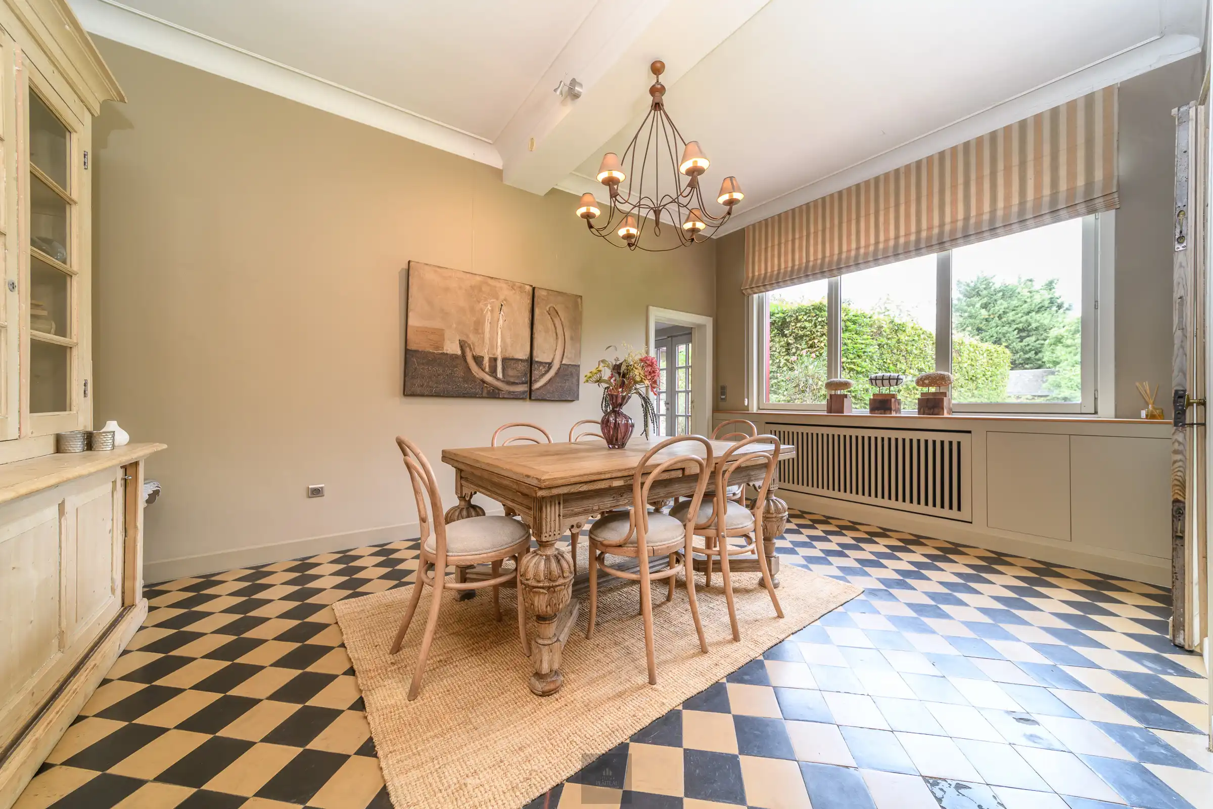 Historische grandeur en hedendaags comfort in een unieke pastorie te Stuivekenskerke. foto 15