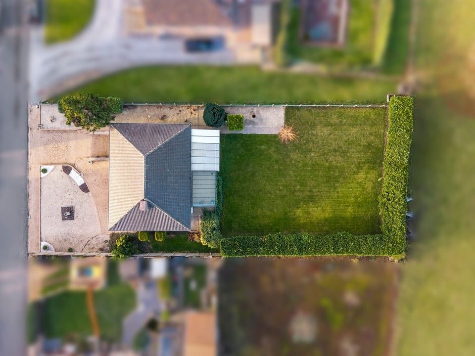 CHARMANTE, GELIJKVLOERSE GEZINSWONING OP EEN KNAP PERCEEL VAN MAAR LIEFST 11A78CA IN ZEPPEREN foto 5