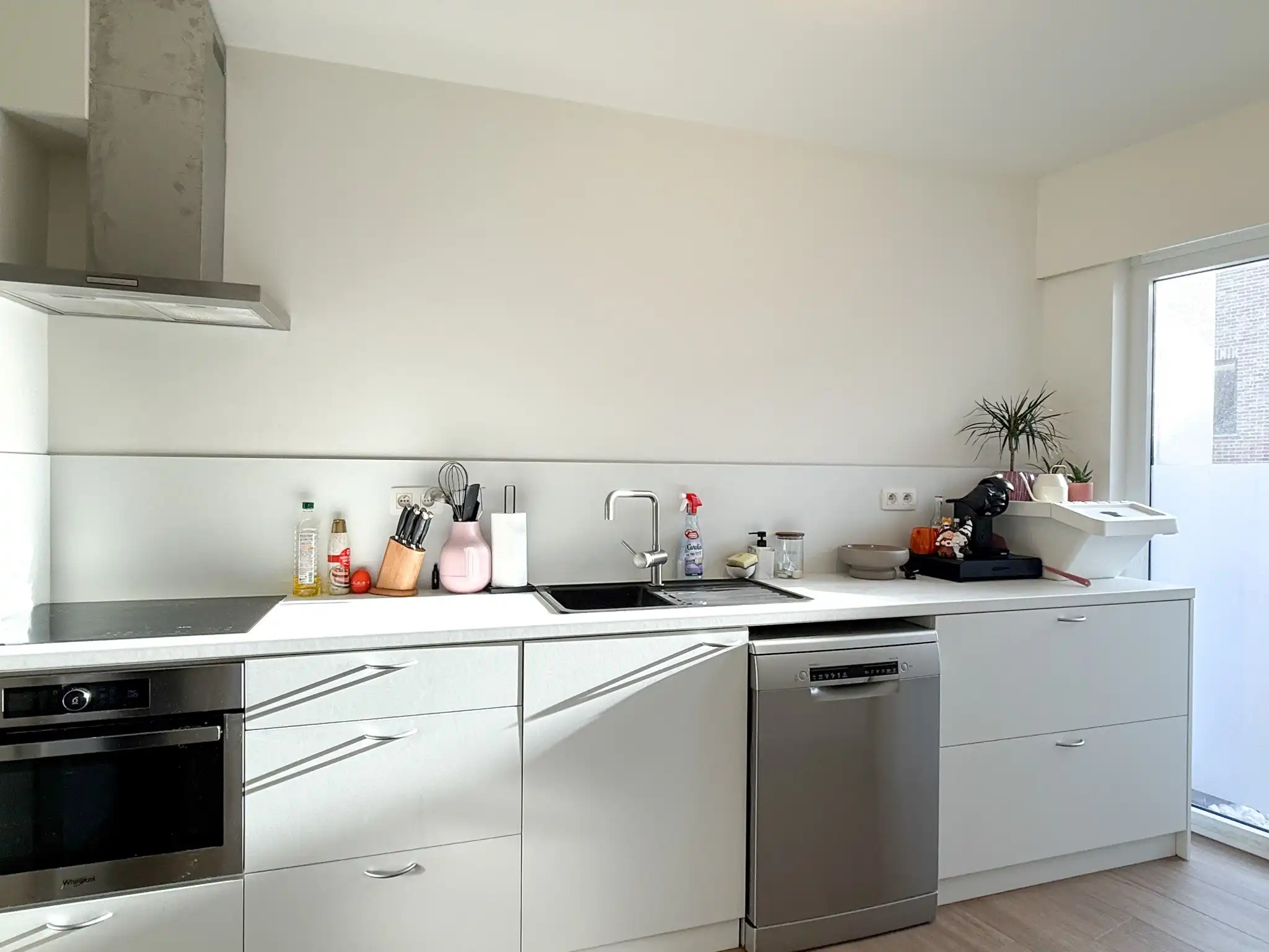 Centraal gelegen appartement met twee slaapkamers, terras en autostaanplaats foto 6