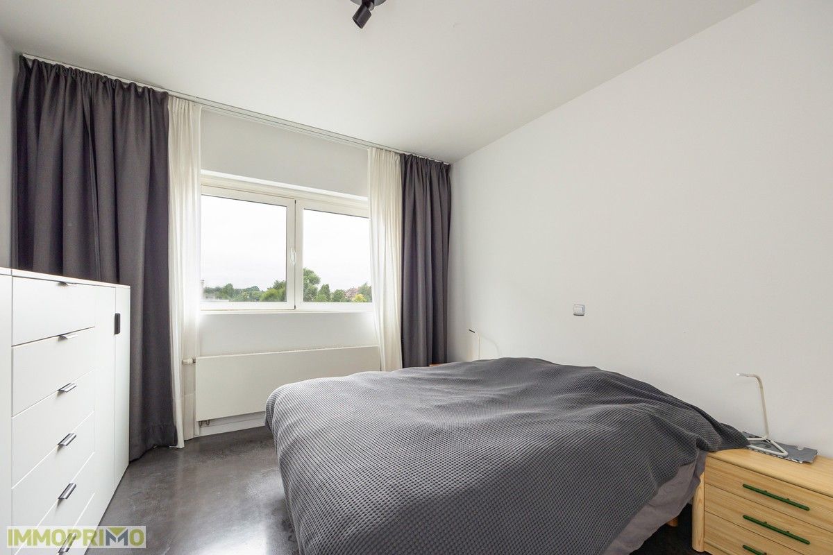 Ruim appartement met 3 slaapkamers en terras van 12 m2. foto 9