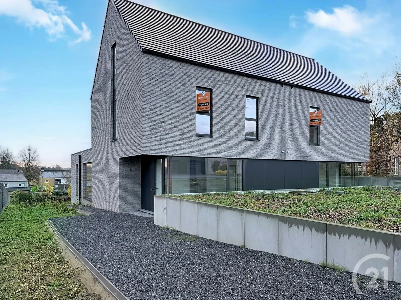 Prachtige nieuwbouwwoning in heel rustige straat te koop! foto 2