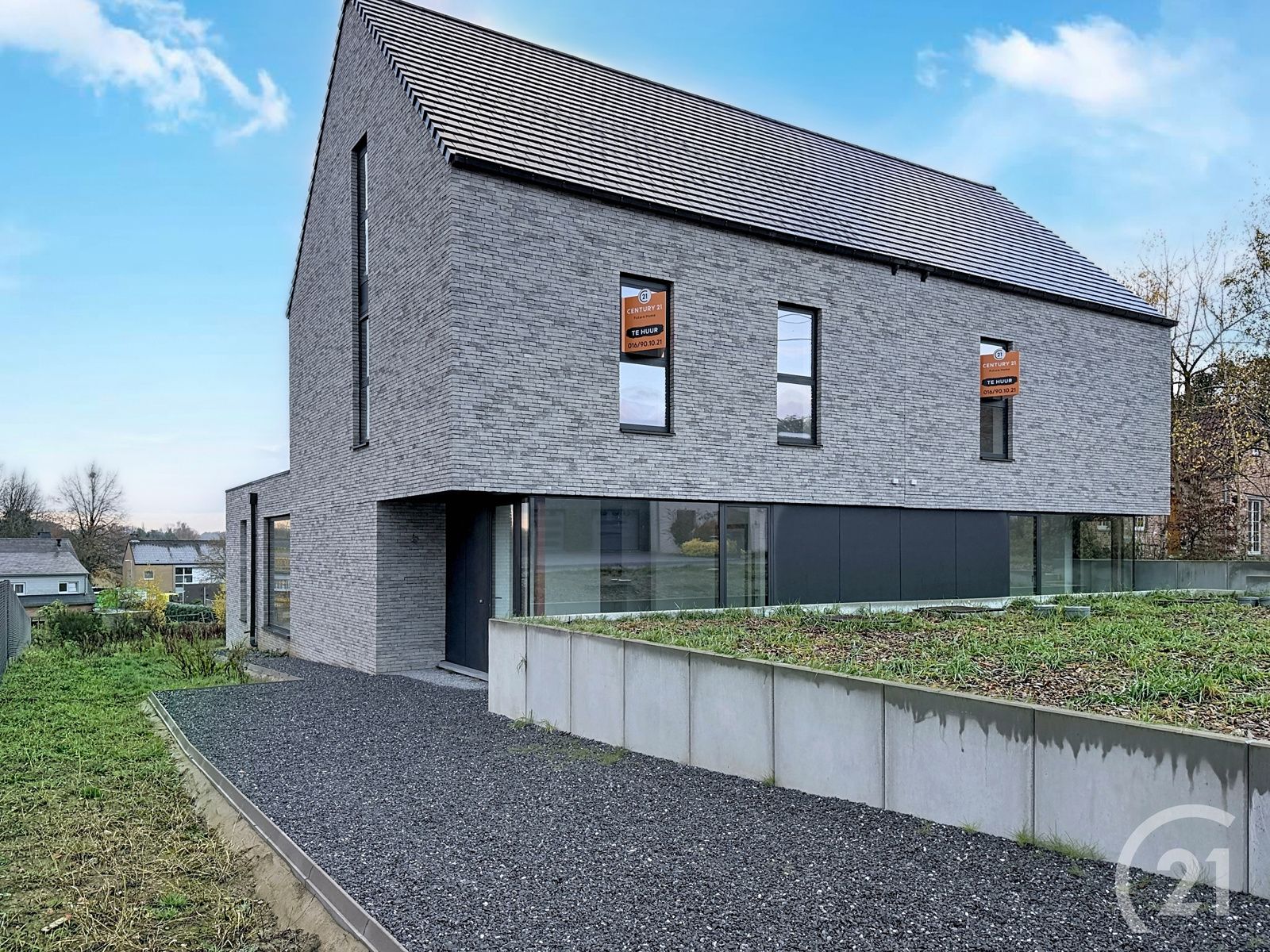 Prachtige nieuwbouwwoning in heel rustige straat te koop! foto 2