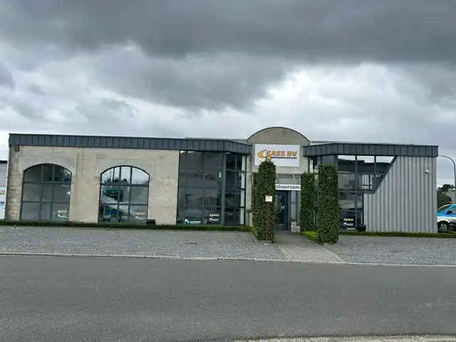 BEDRIJFSPAND MET SHOWROOM EN KANTOREN foto 3