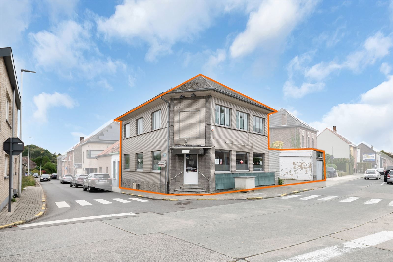Handelswoning met appartement, garage en parkeerplaats foto {{pictureIndex}}