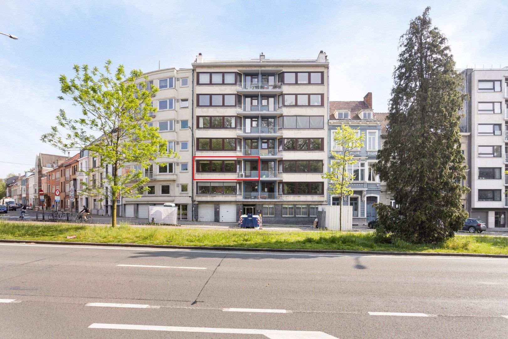 Ruim appartement met drie slaapkamers, garagebox en terrassen in Gent foto 1