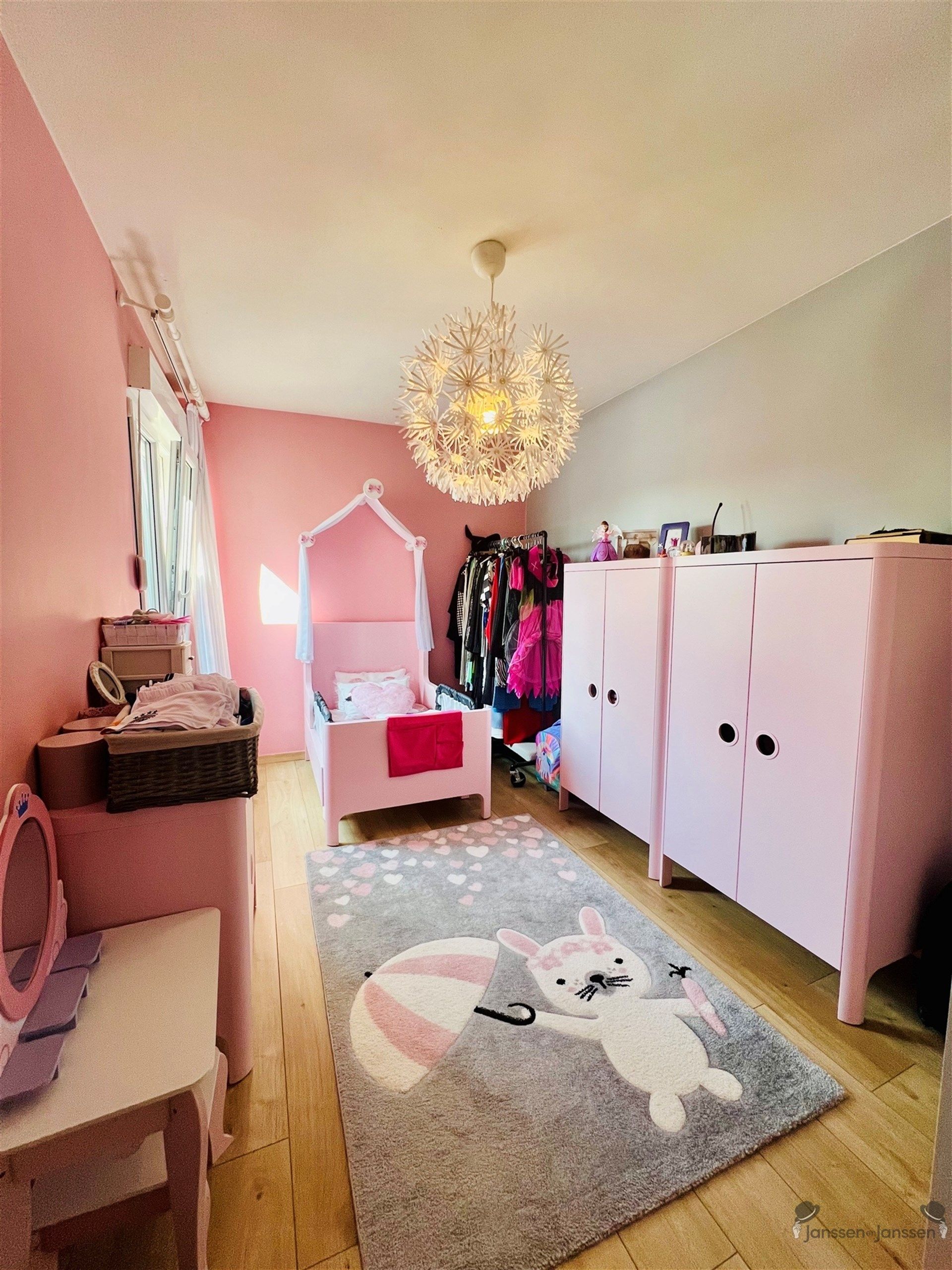 Gerenoveerde rijwoning met 3 slaapkamers & tuin foto 15