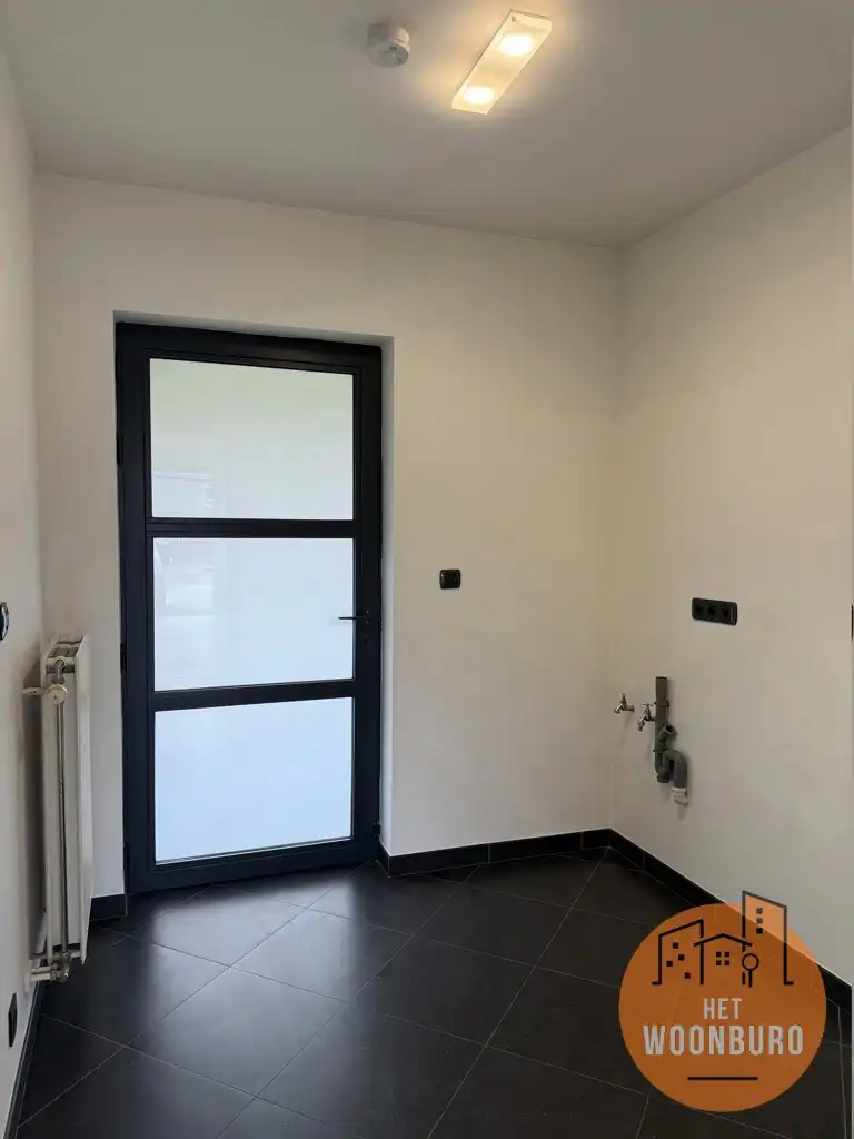 Woning halfopen bebouwing met garage, ruime kelder en tuin foto 16