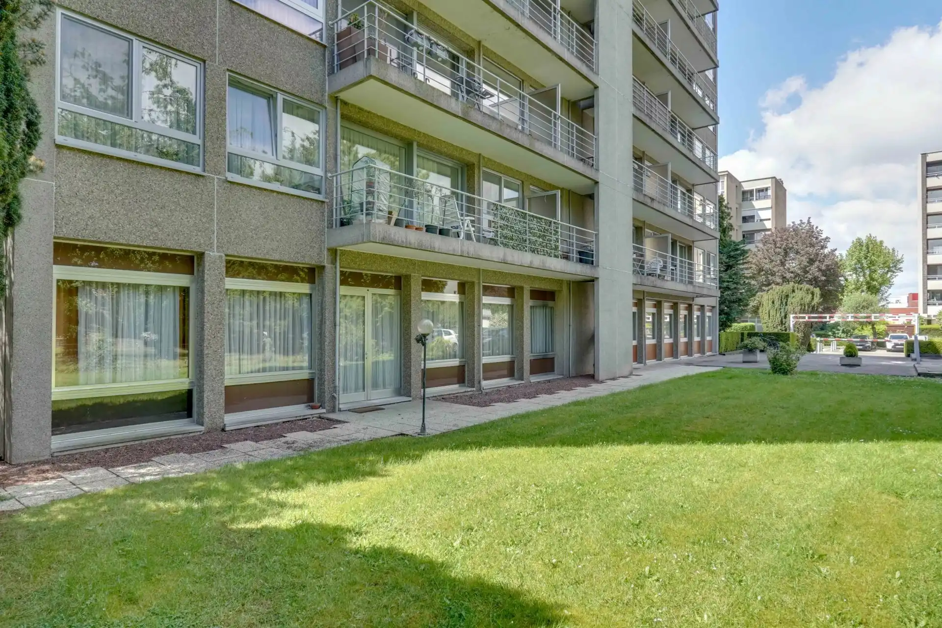 Zeer ruim gelijkvloers appartement met kelderparking foto 2