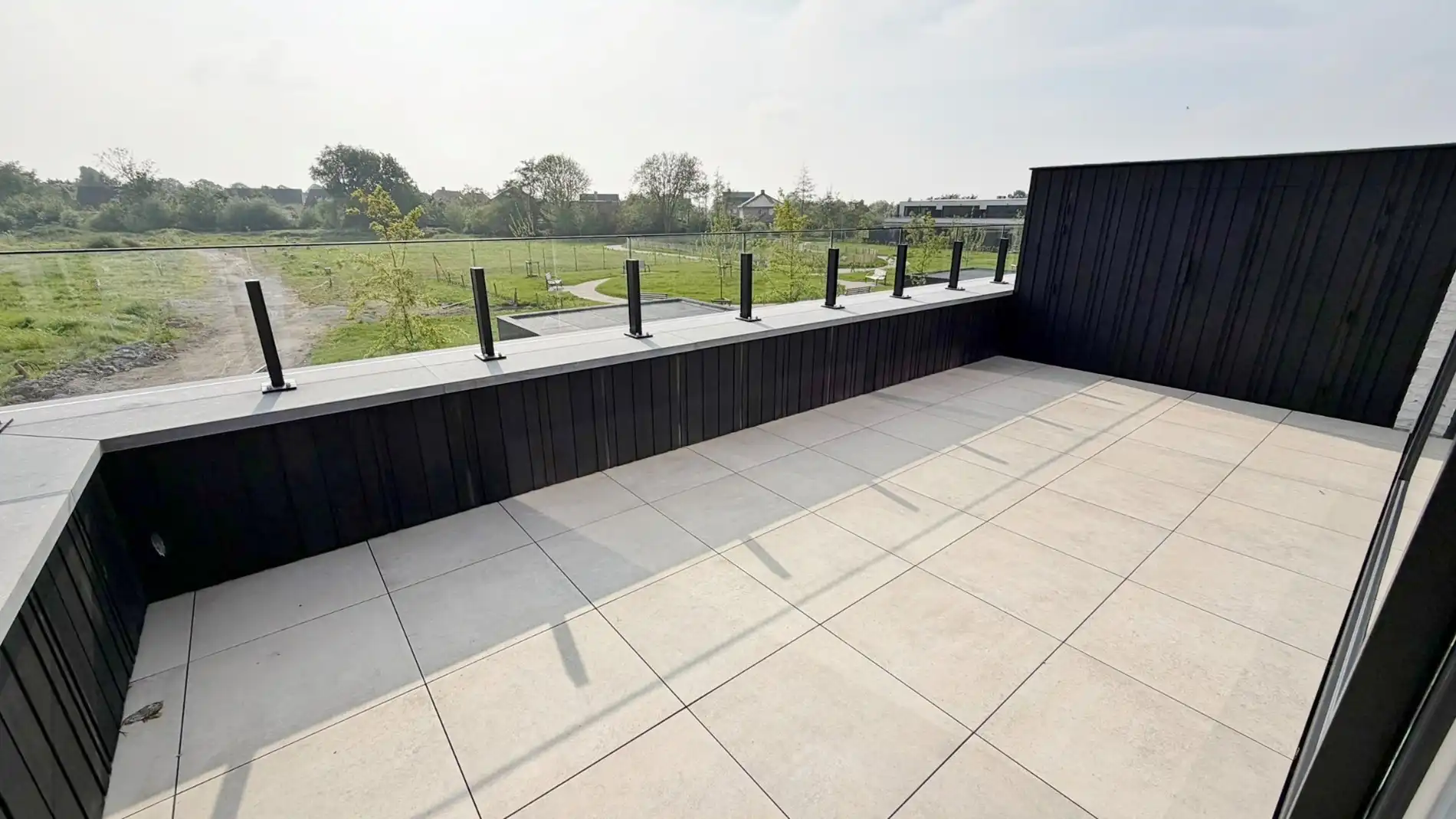 Lichtrijk appartement in een rustige, groene omgeving met groot terras en carport. foto 9