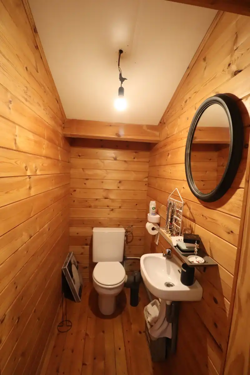 Een weekendverblijf met verdieping en met terras, carport en tuin. foto 12