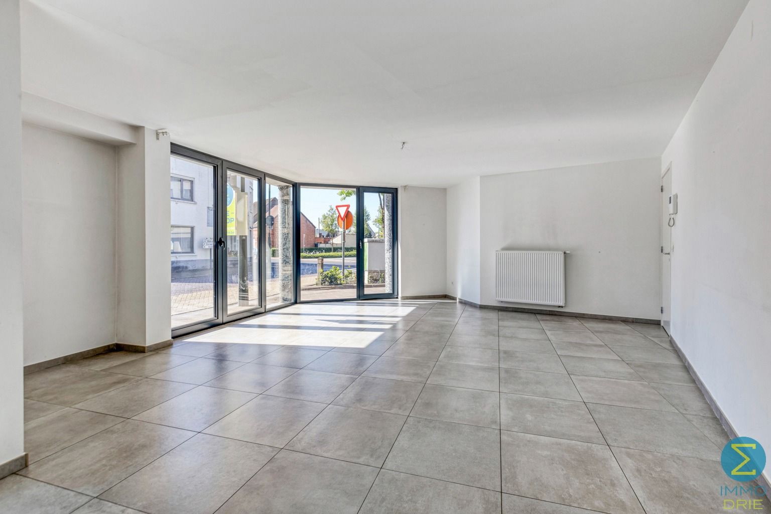 Centraal gelegen ruim gelijkvloers appartement met garage foto 3