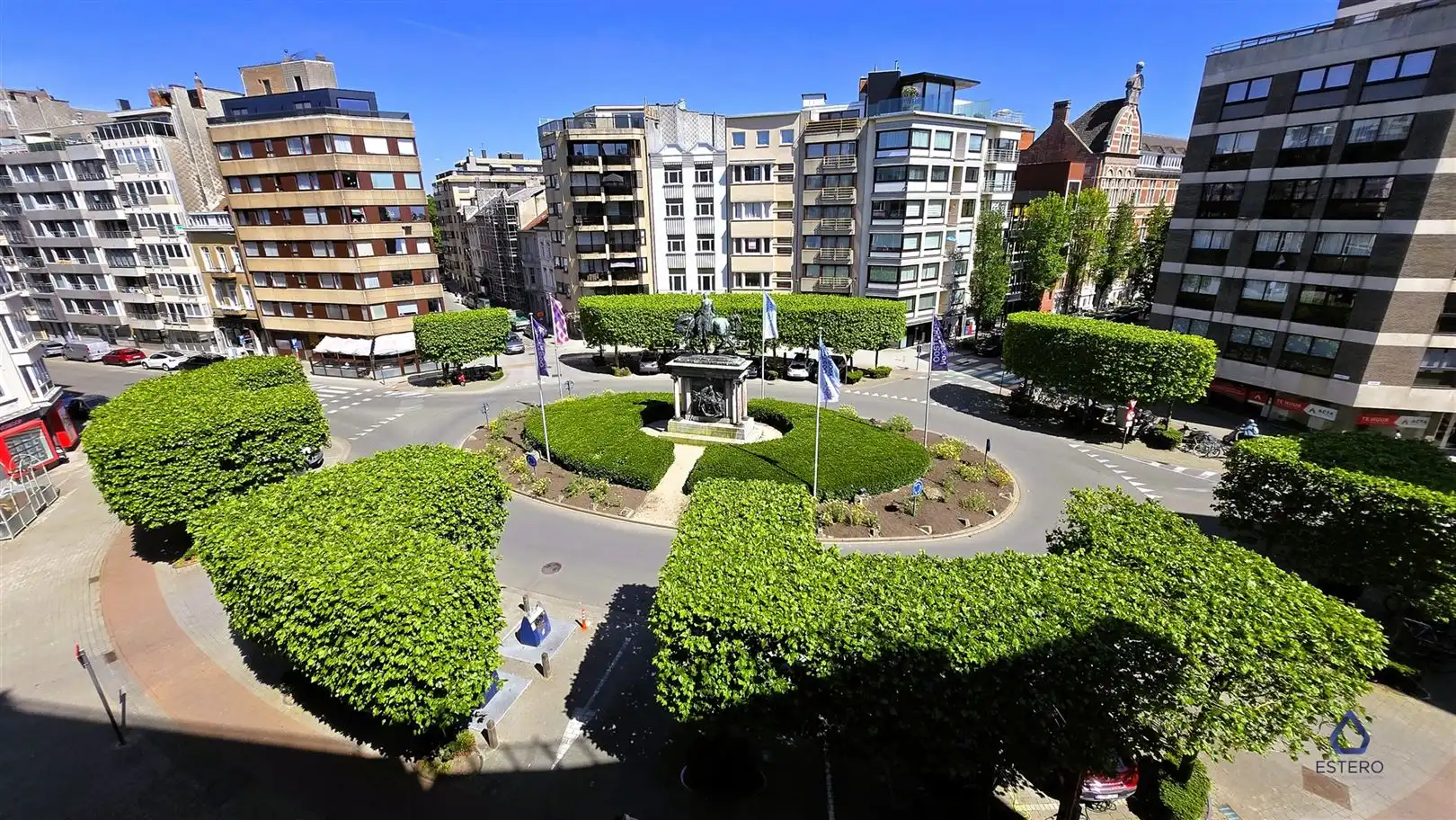 Volledig gerenoveerd met 2 slaapkamers, terras en parking foto {{pictureIndex}}