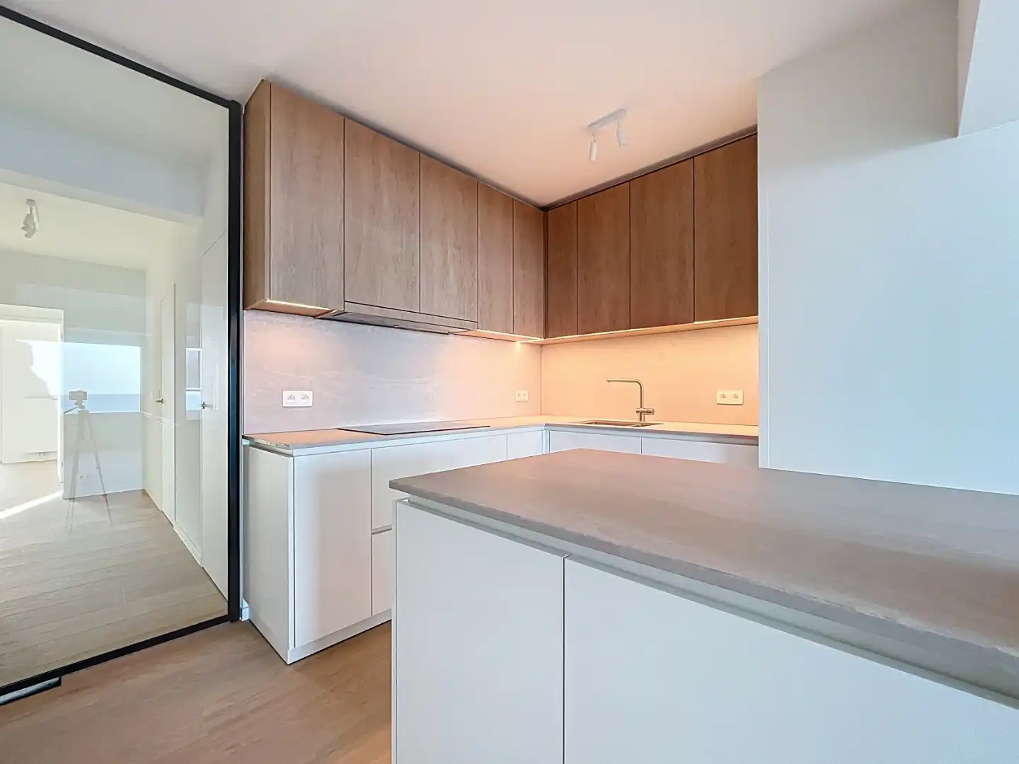 Gerenoveerd  twee slaapkamer appartement met frontaal zeezicht én centrale ligging foto 2