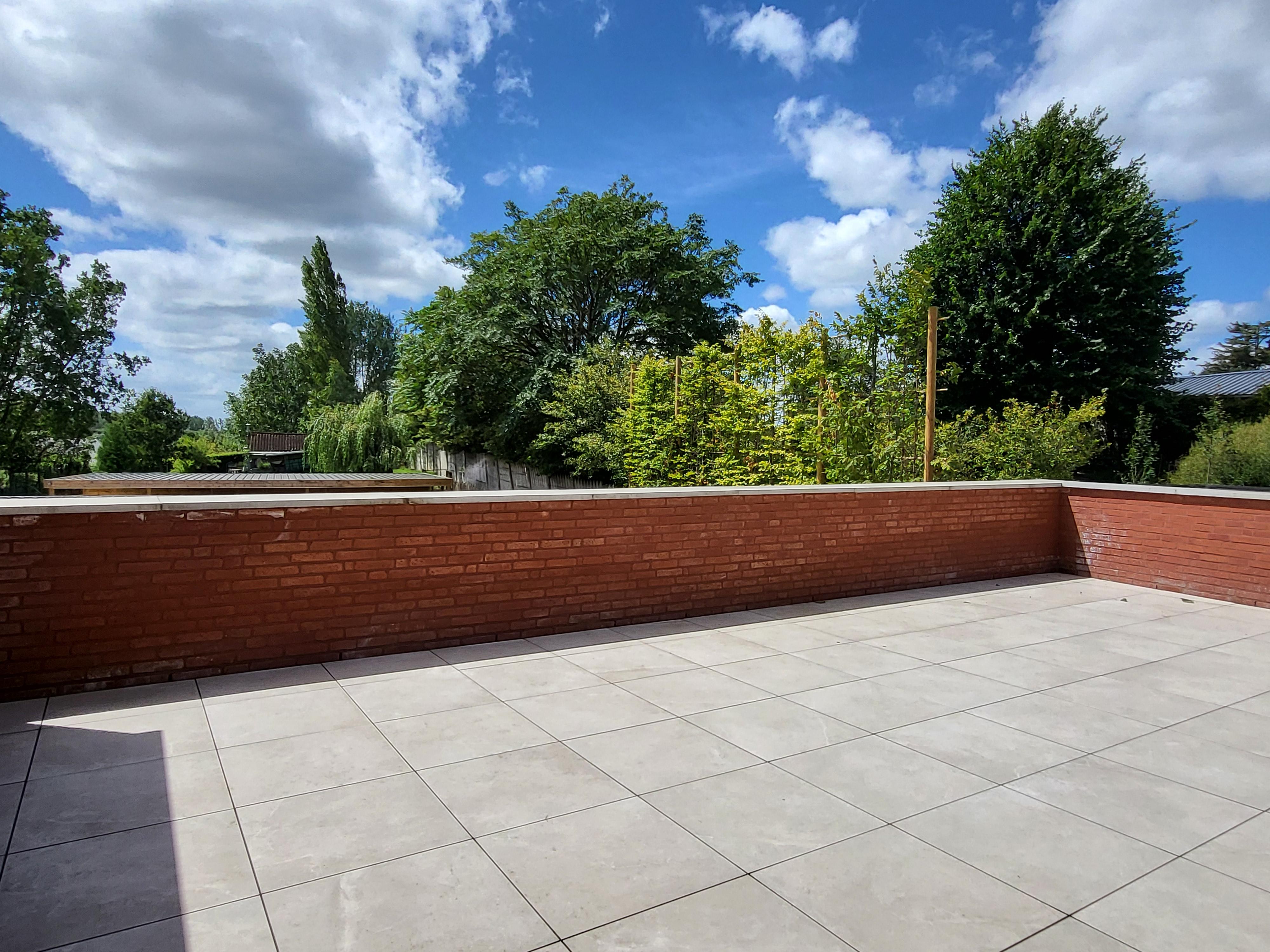 Prachtig nieuwbouwappartement gelegen op de 1ste verdieping met zeer ruim terras van 39m², carport en berging. foto 5