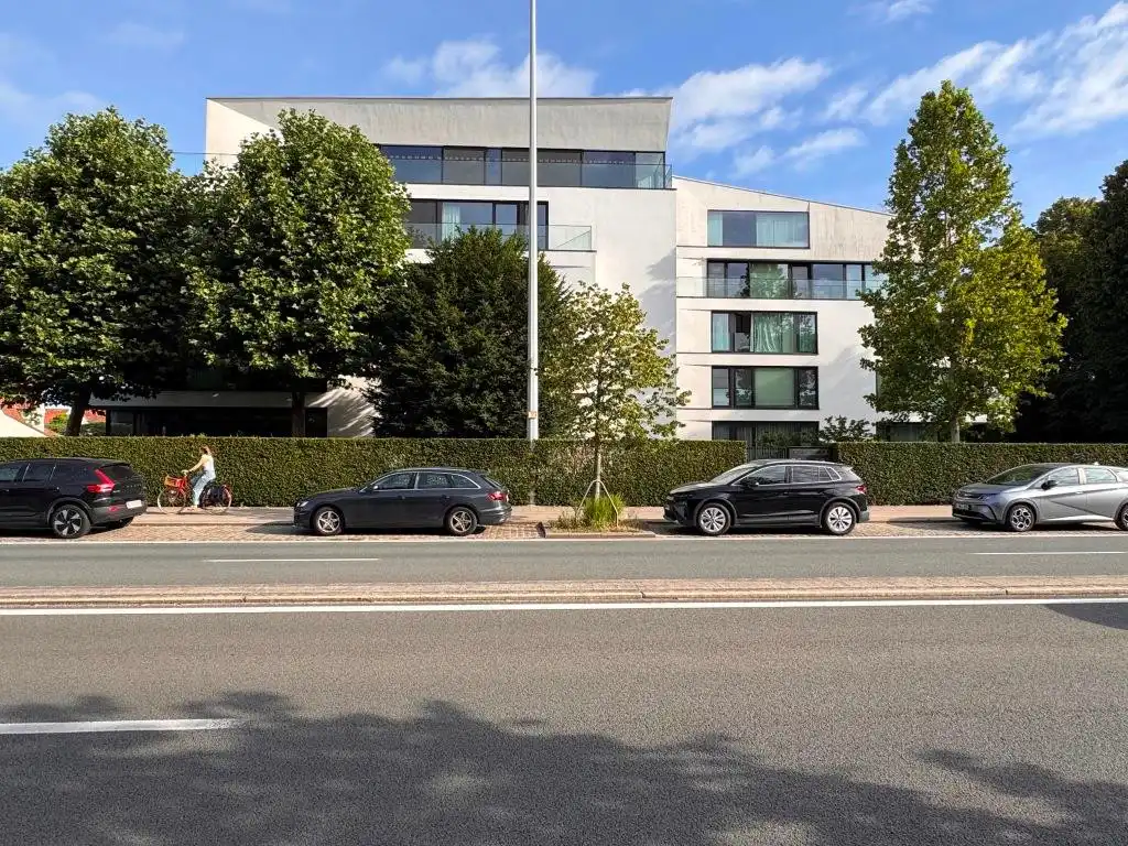 Luxueus en ruim recent appartement met 3 slaapkamers en 2 badkamers. foto 2