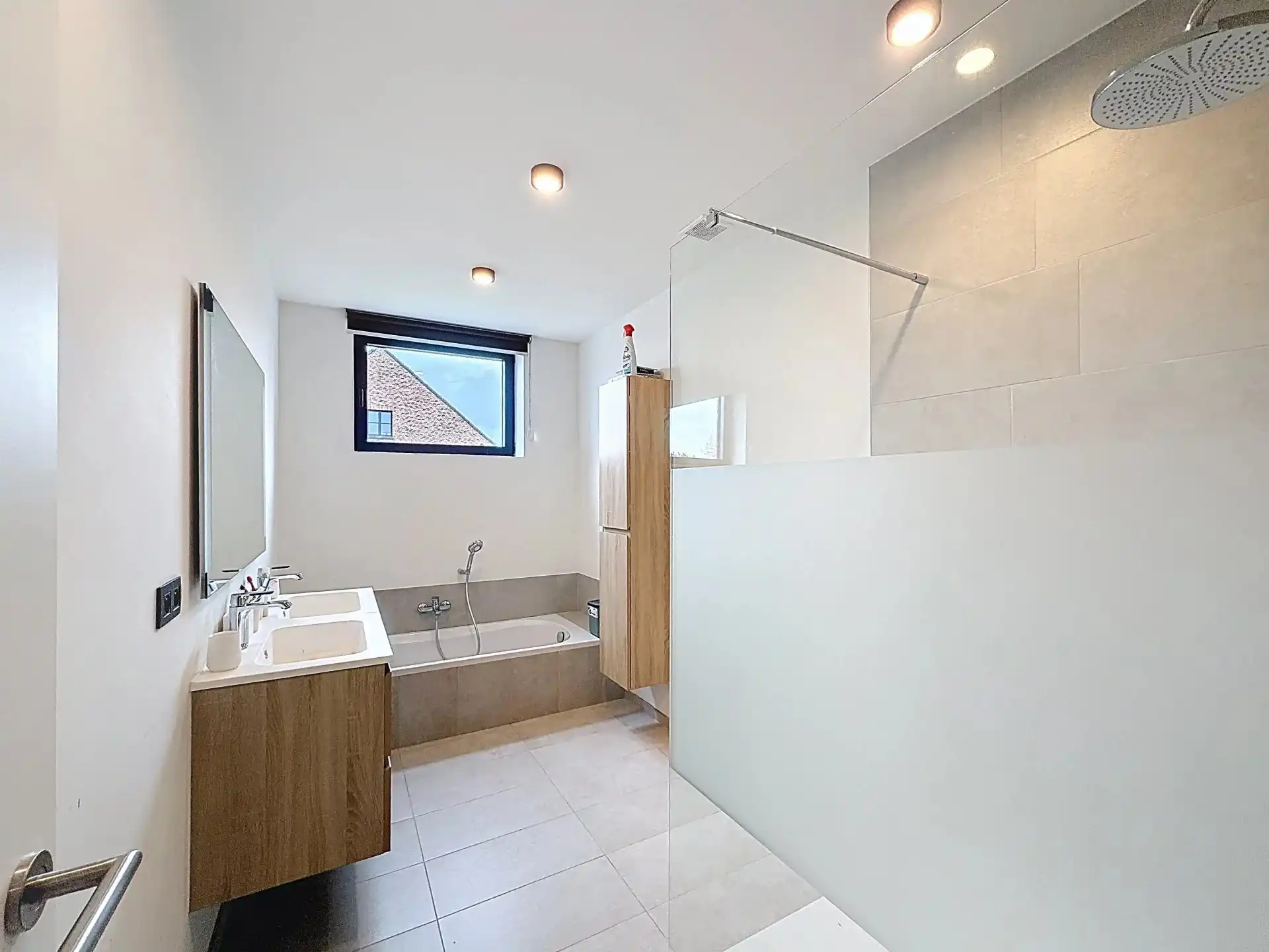 Prachtige nieuwbouw-woning te huur met 3 slaapkamers, terras en tuin en zonnepanelen. foto 14