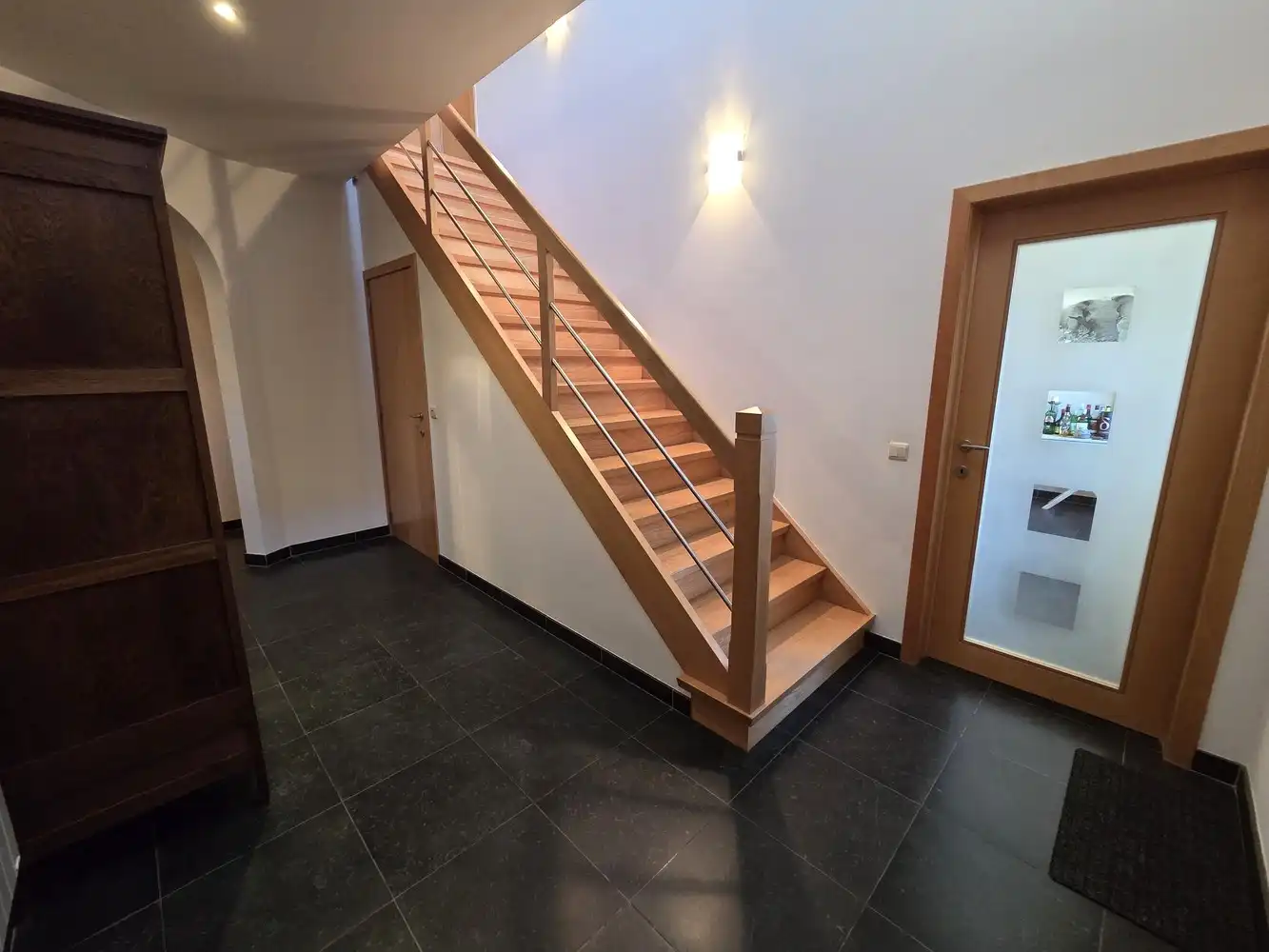 Zeer ruime gezinswoning, 4 slaapkamers, volledig onderkelderd met dubbele garage als bijgebouw foto 11