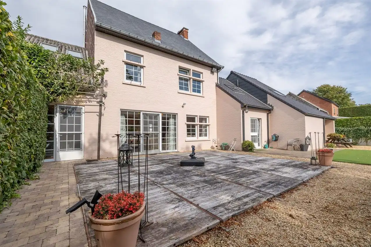 Karaktervolle en instapklare woning met zonnige tuin nabij het Gras- en Crauwelsbos foto {{pictureIndex}}