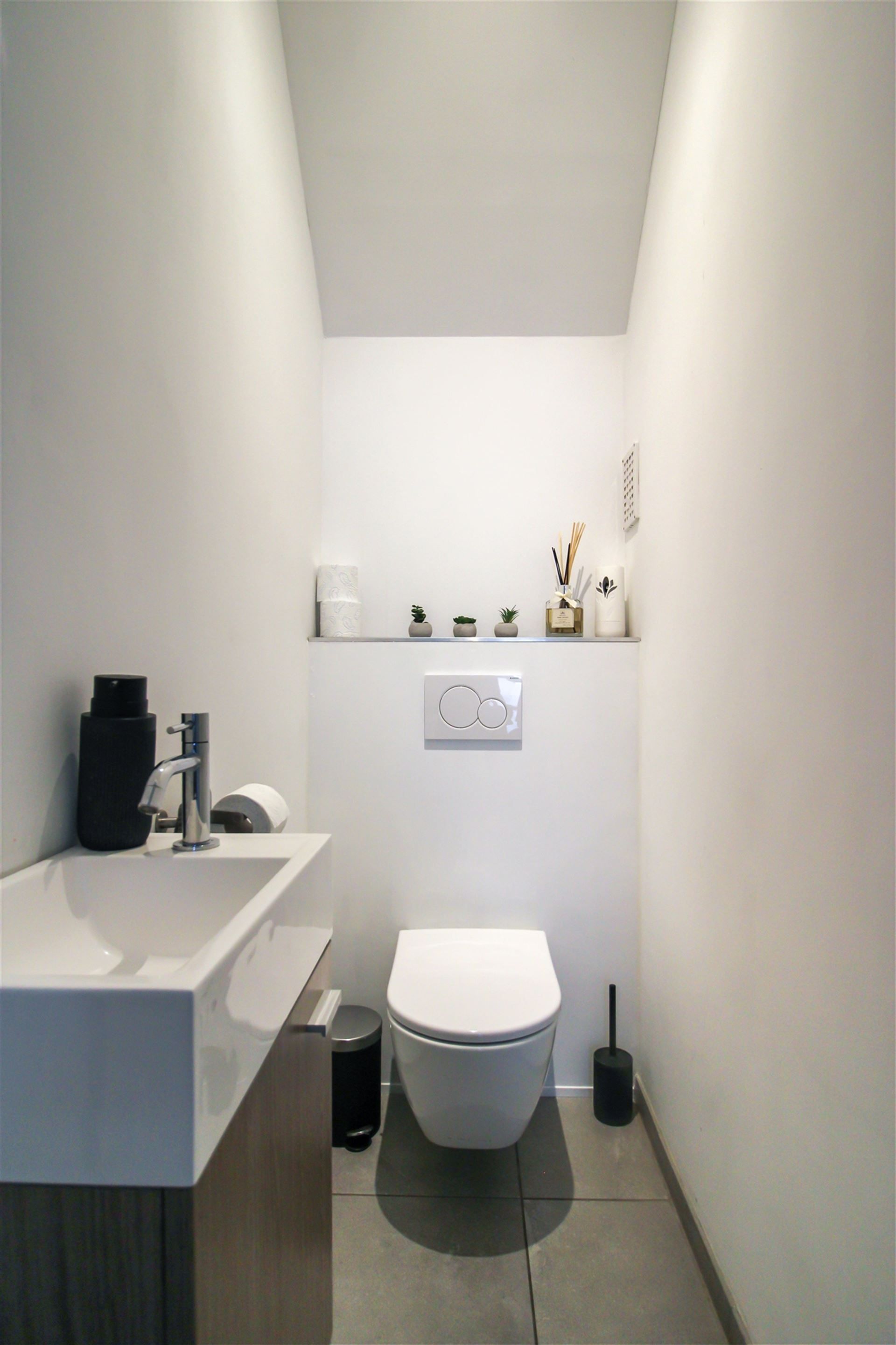 Instapklare, volledig gerenoveerde gezinswoning met 3 slaapkamers, ruime leefkeuken, zonnige omheinde tuin op 5a71ca, zonnepanelen, airco en EPC B, ideaal gelegen nabij scholen, winkels en het centrum van Maasmechelen! foto 11