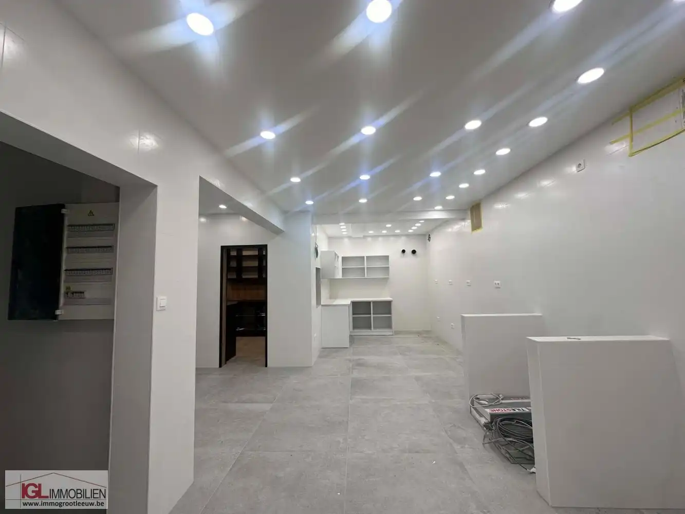 Volledig gerenoveerd handelspand aan het Vlezenbeekplein te koop foto 13