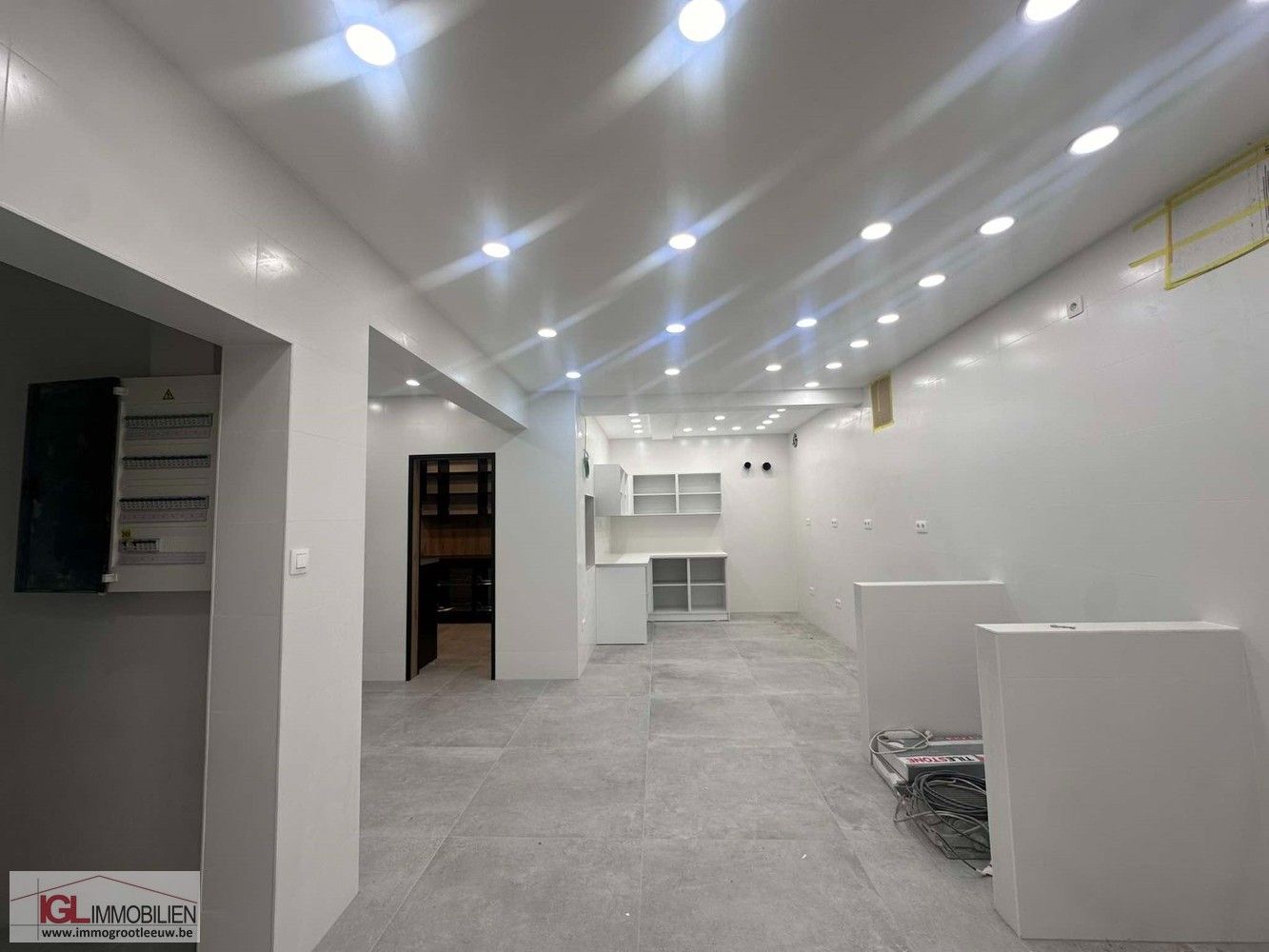 Volledig gerenoveerd handelspand aan het Vlezenbeekplein te koop foto 13