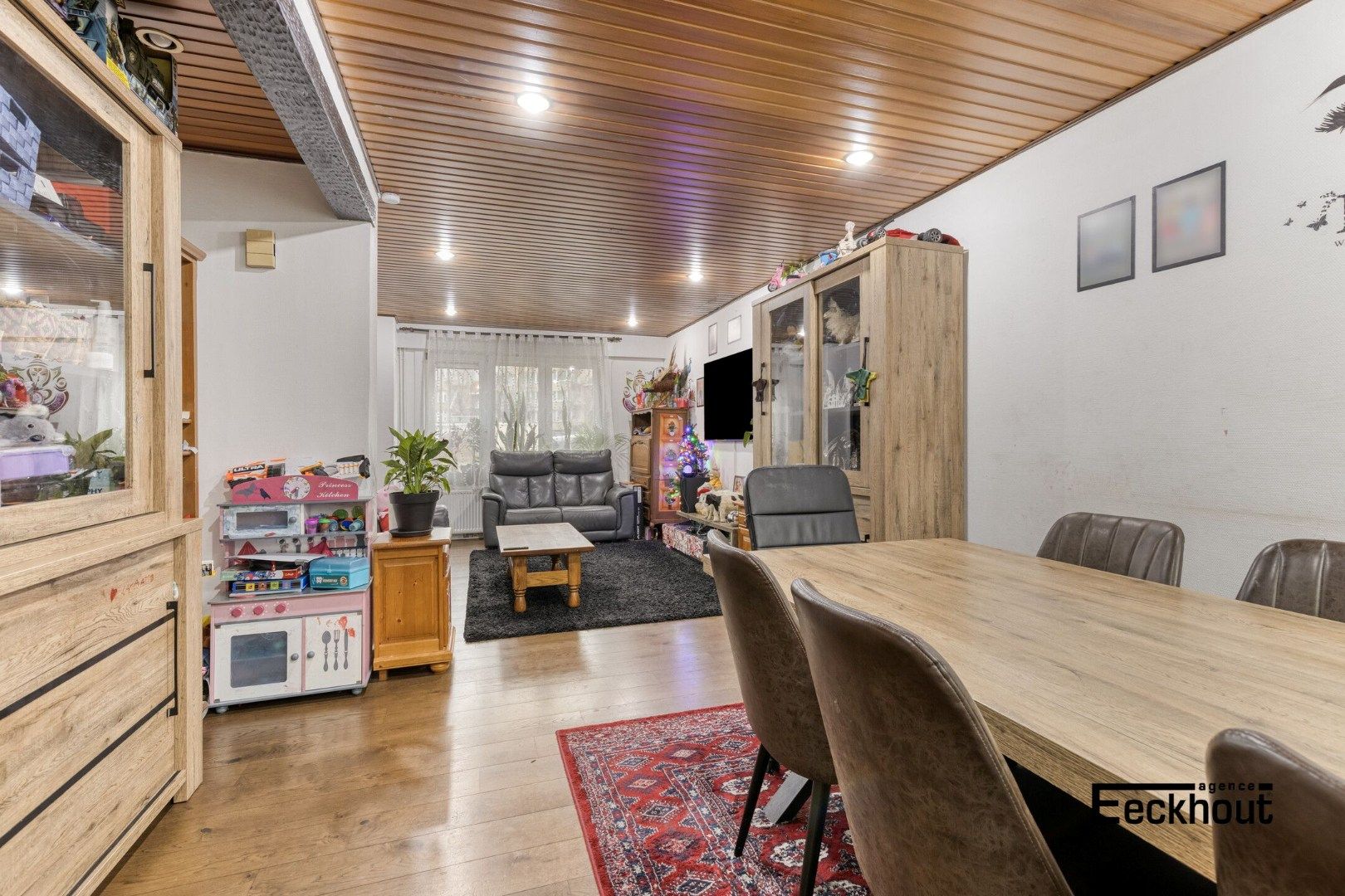 Grotendeels gerenoveerde woning met 3 ruime kamers en 2 badkamers! foto 3