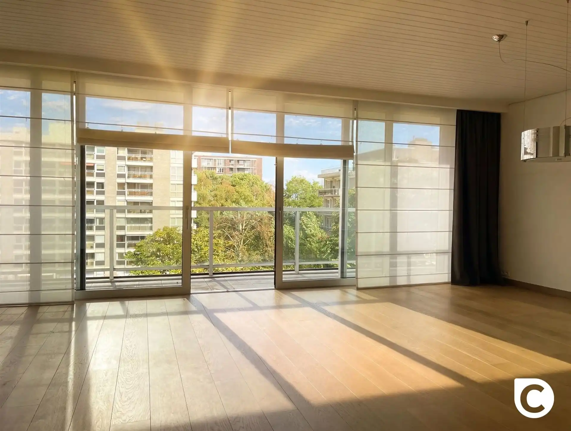 Ruim en licht verzorgd 2-slp appartement met terrassen foto {{pictureIndex}}