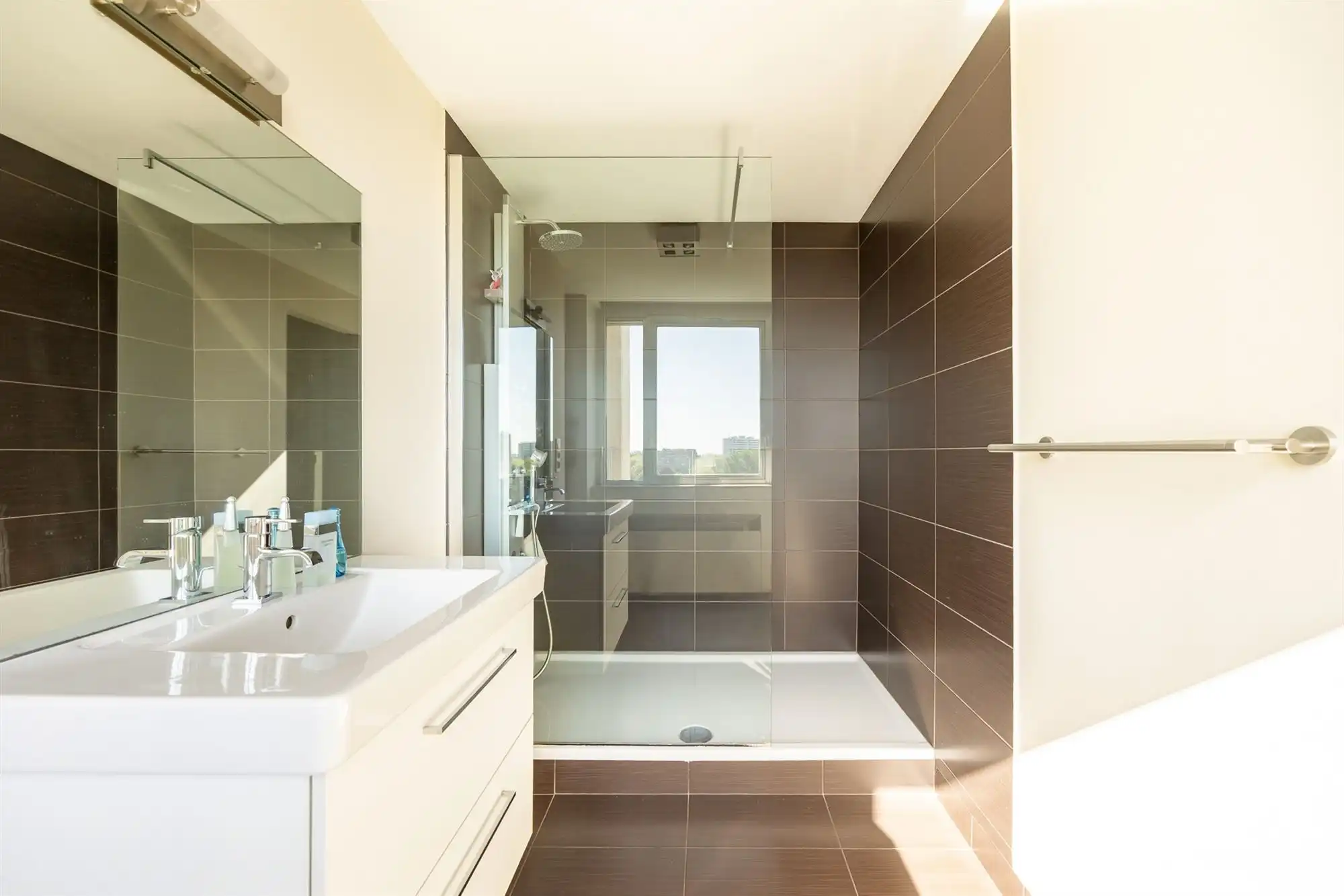 Drieslaapkamerappartement met uniek uitzicht! foto 18