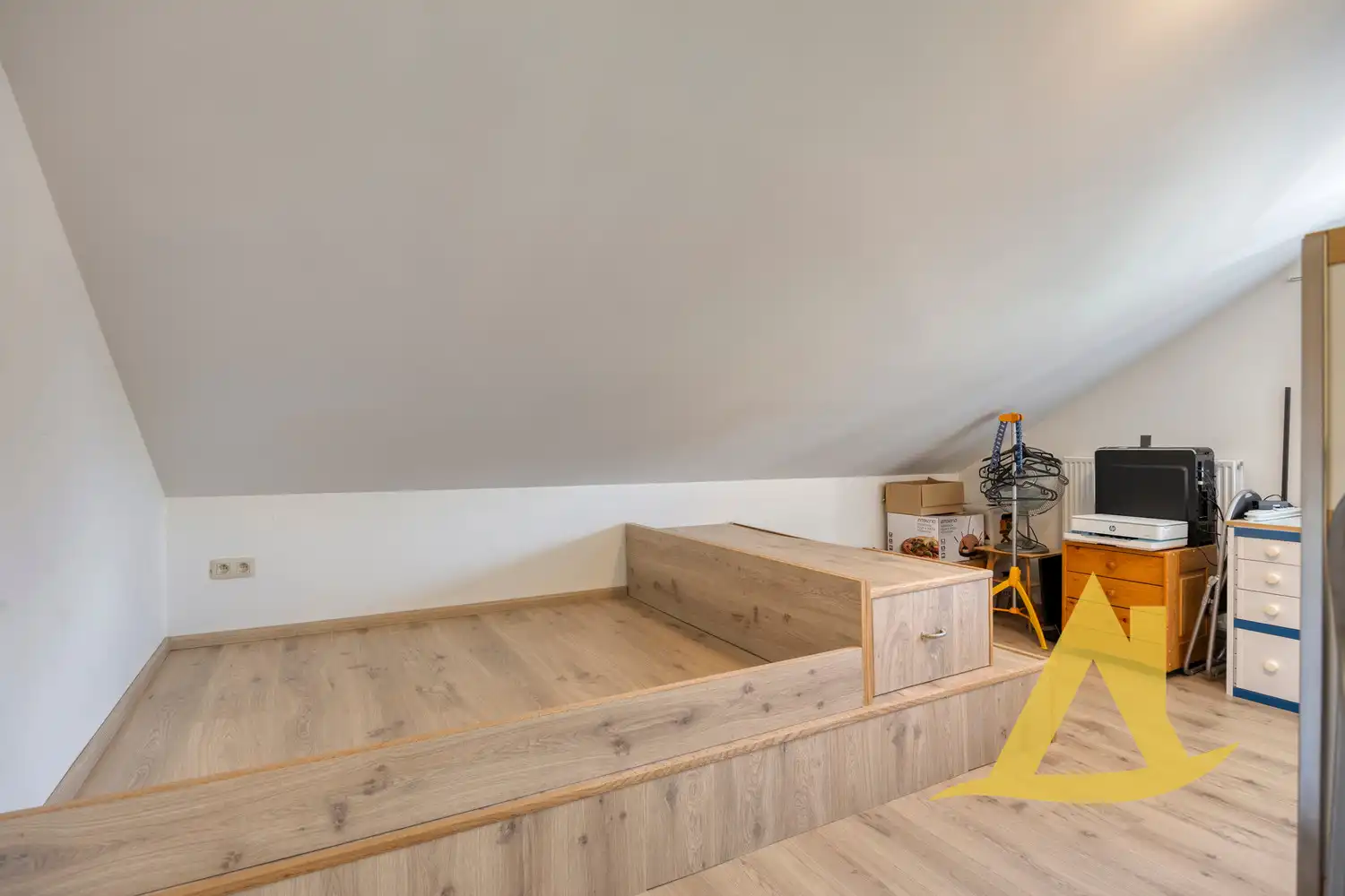 RUSTIG GELEGEN, INSTAPKLARE WONING MET TUIN RONDOM EN RUIME OPRIT foto 26
