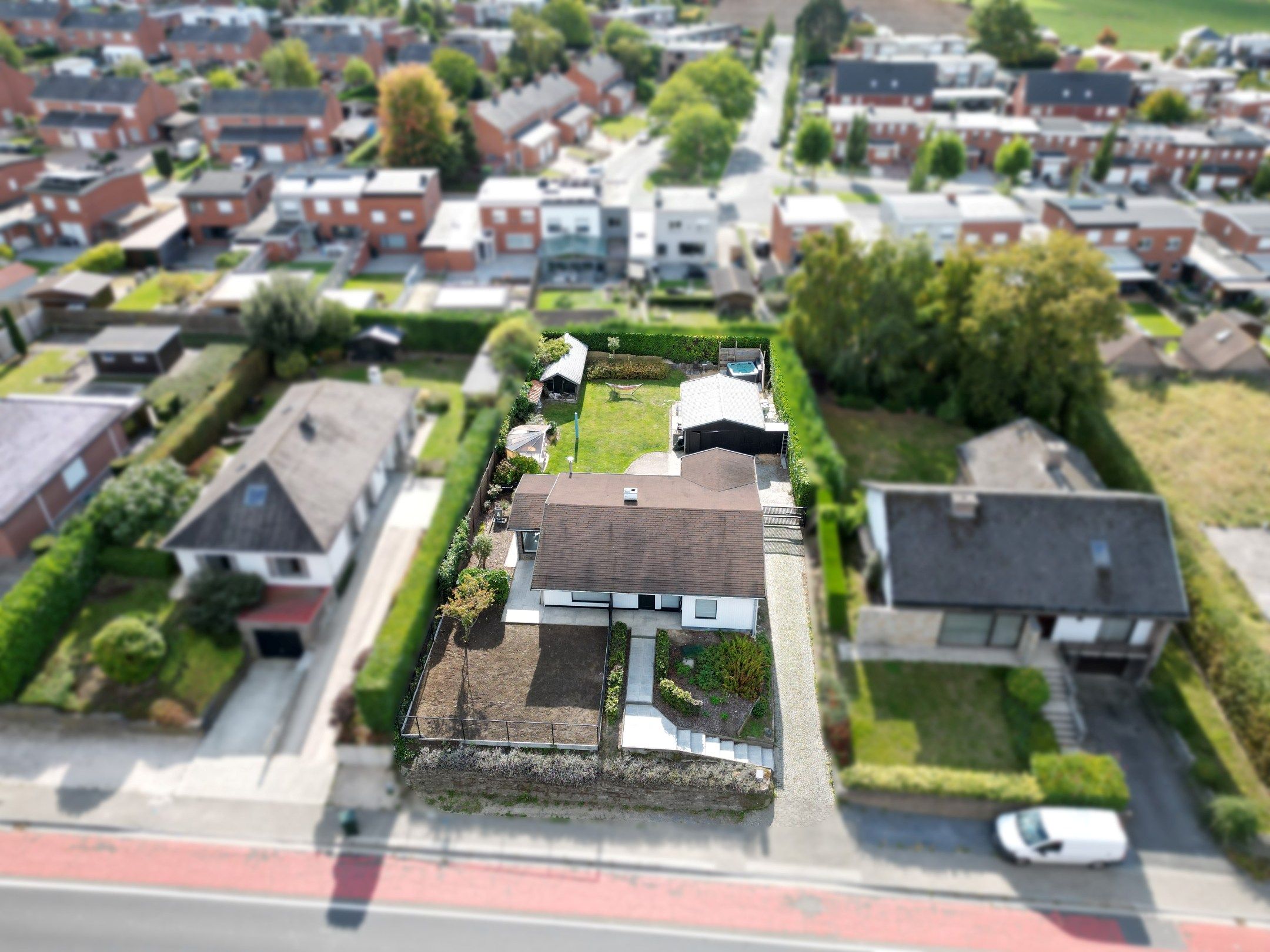 Hoofdfoto van de publicatie: GELIJKVLOERSE WONING OP 810 M²