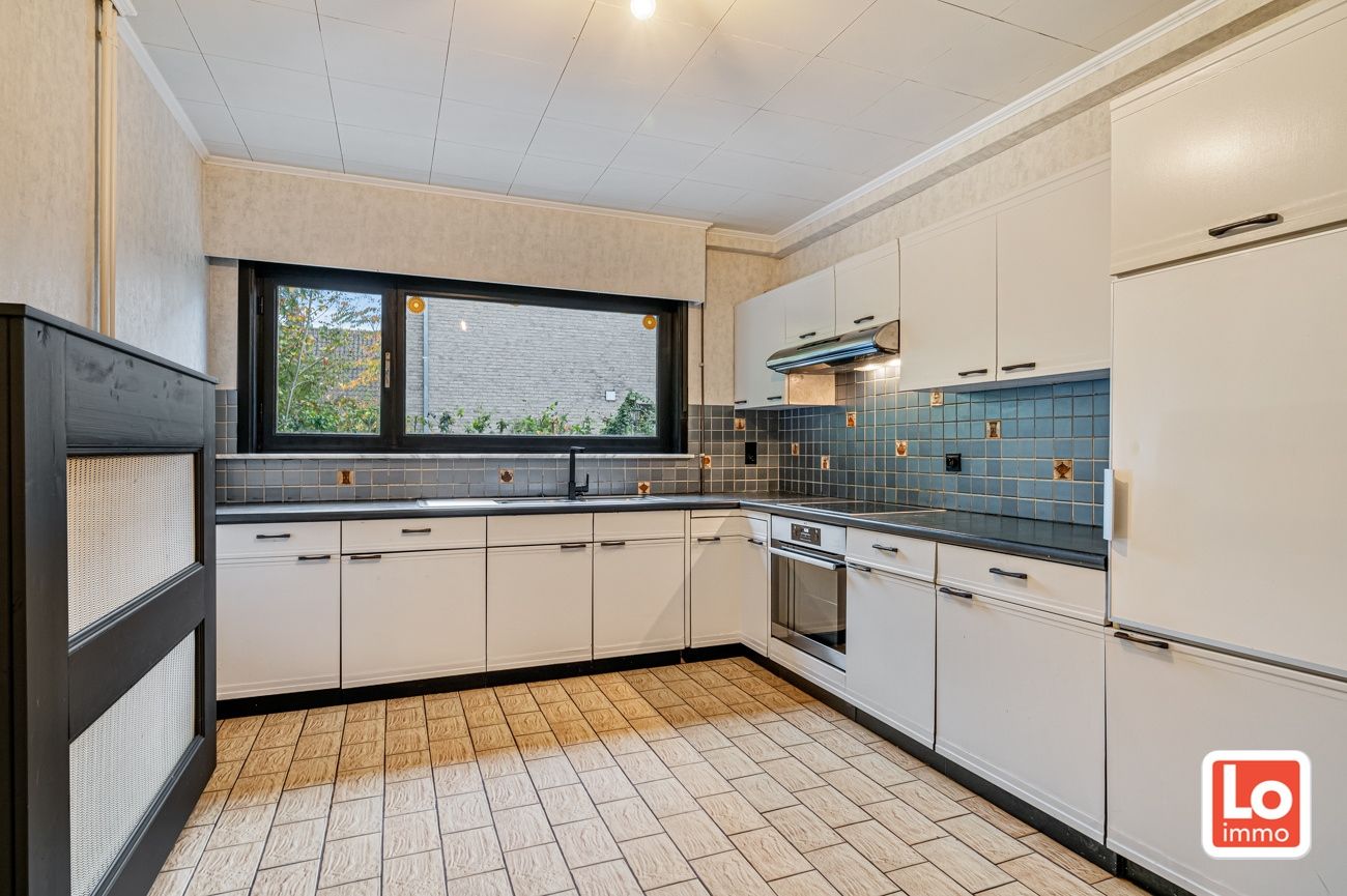 VERKOCHT!! Te renoveren ruime alleenstaande woning met inpandige garage op een top locatie in hartje Lochristi! foto 8