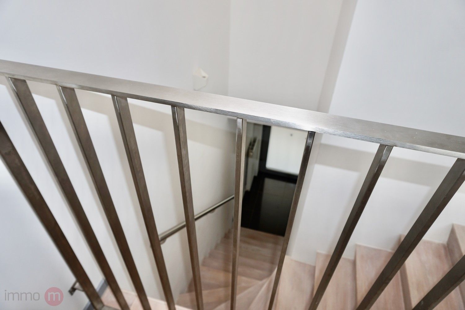 Recent goed gelegen duplexappartement met 2 slaapkamers, 3 grote terrassen en een autostaanplaats. foto 13