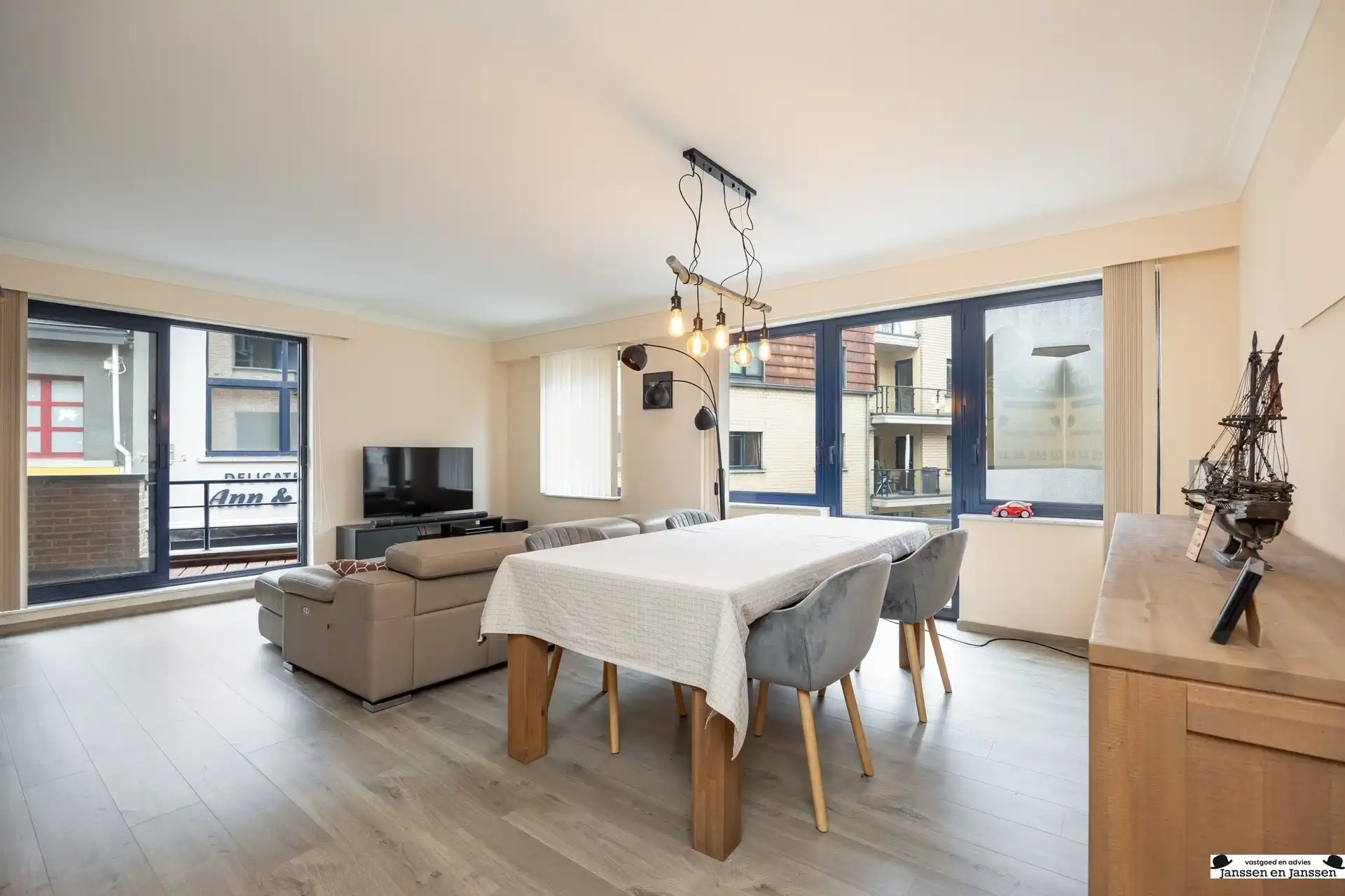 Lichtrijk instapklaar 2 kamer appartement in centrum Temse foto {{pictureIndex}}