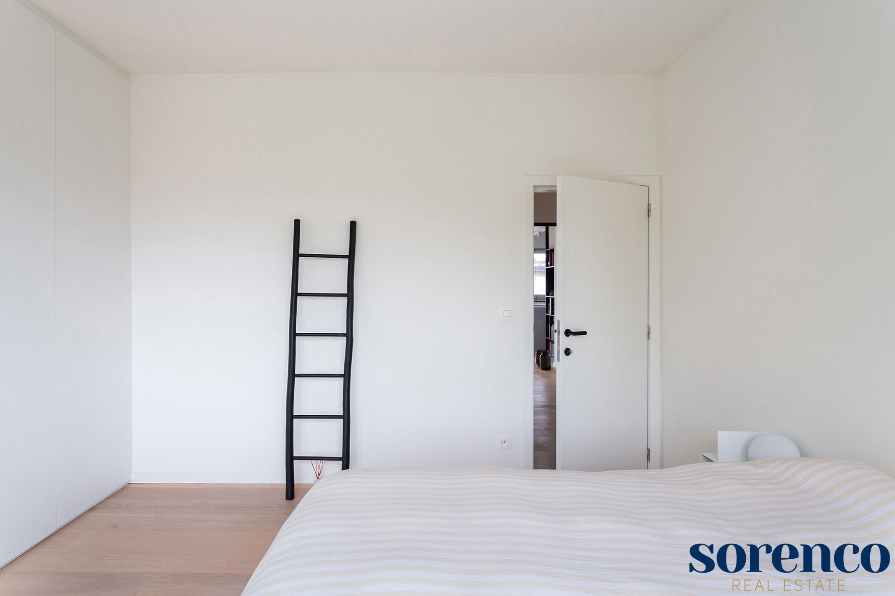 Wilrijk - Gerenoveerd en lichtrijk hoekapp.+ terras. foto 15