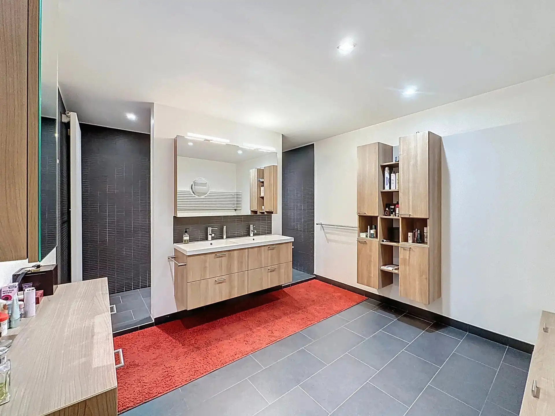 Zeer ruim en luxueus appartement met 2 slaapkamers, terras, tuin en overdekte staanplaats. foto 19